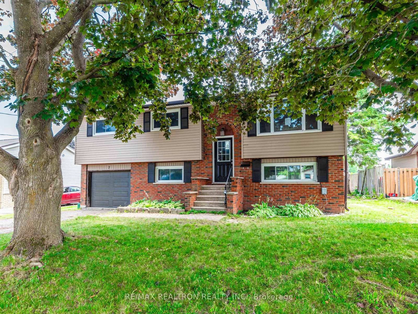 Photo 2 of 7 Lawson Avenue, Orillia — HOMEH