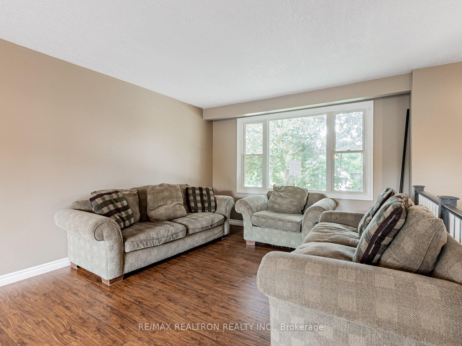 Photo 5 of 7 Lawson Avenue, Orillia — HOMEH