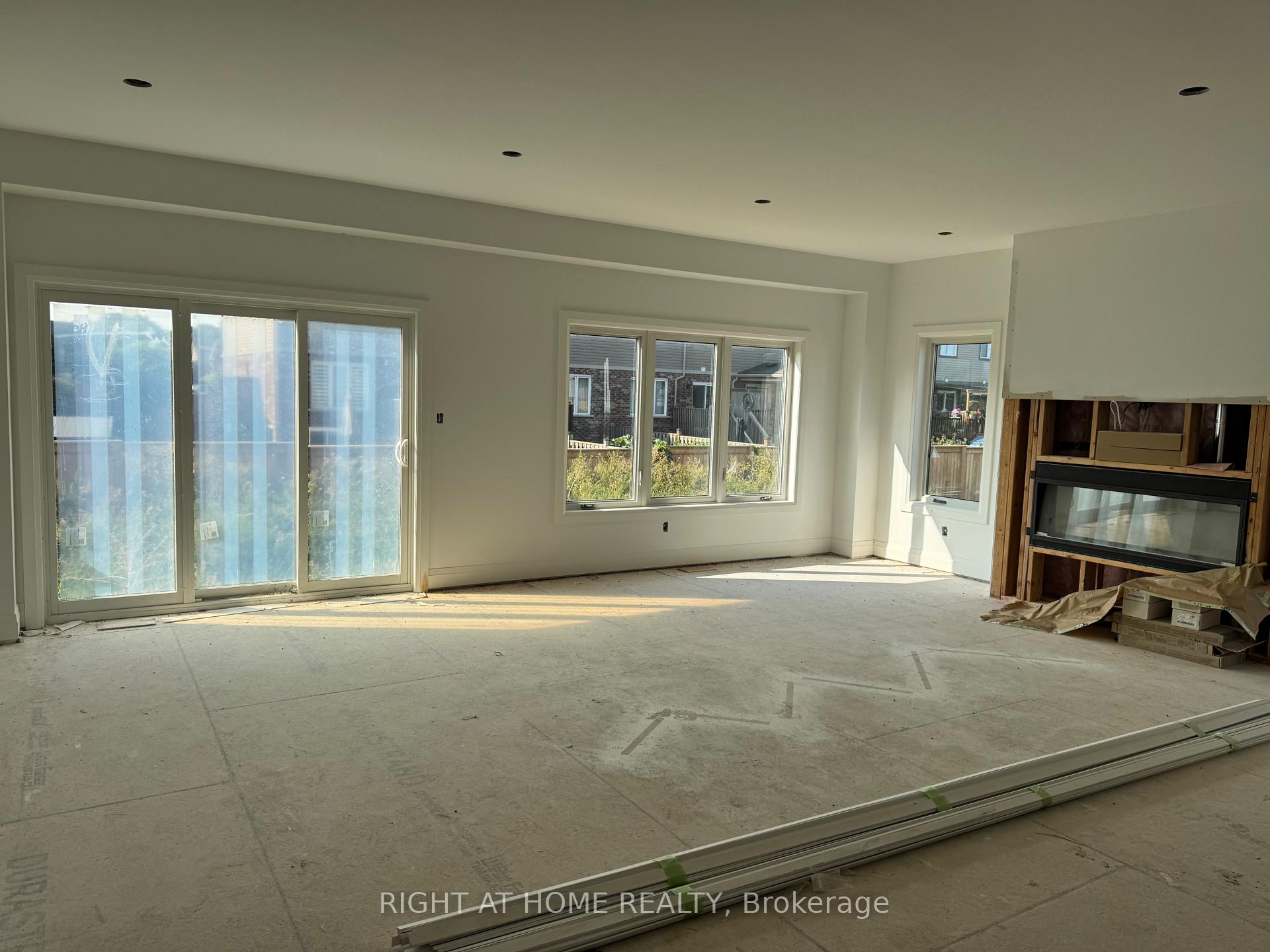 Photo 4 of 8872 Angie Drive, Niagara Falls, Forestview — HOMEH