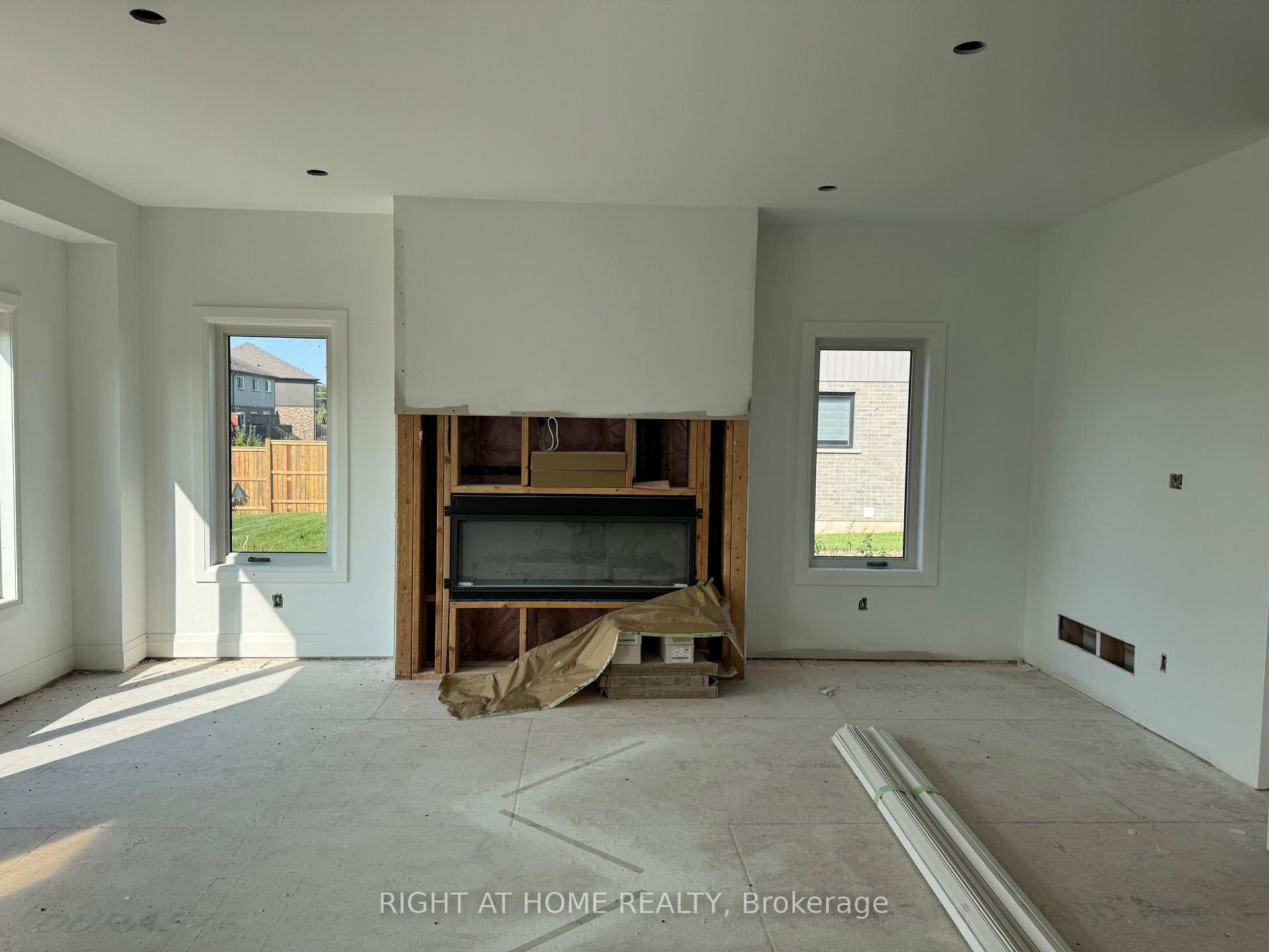 Photo 5 of 8872 Angie Drive, Niagara Falls, Forestview — HOMEH