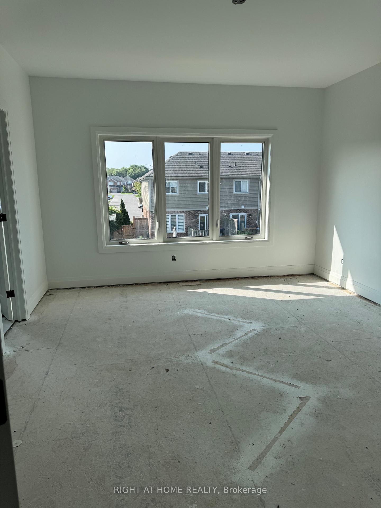 Photo 8 of 8872 Angie Drive, Niagara Falls, Forestview — HOMEH