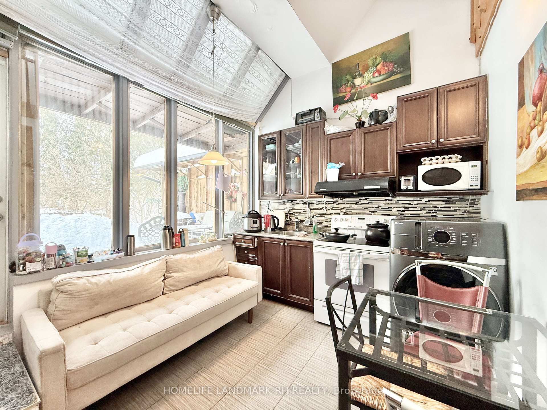 Photo 4 of Unit Unit 2, 27 East Drive E, Markham, Unionville — HOMEH