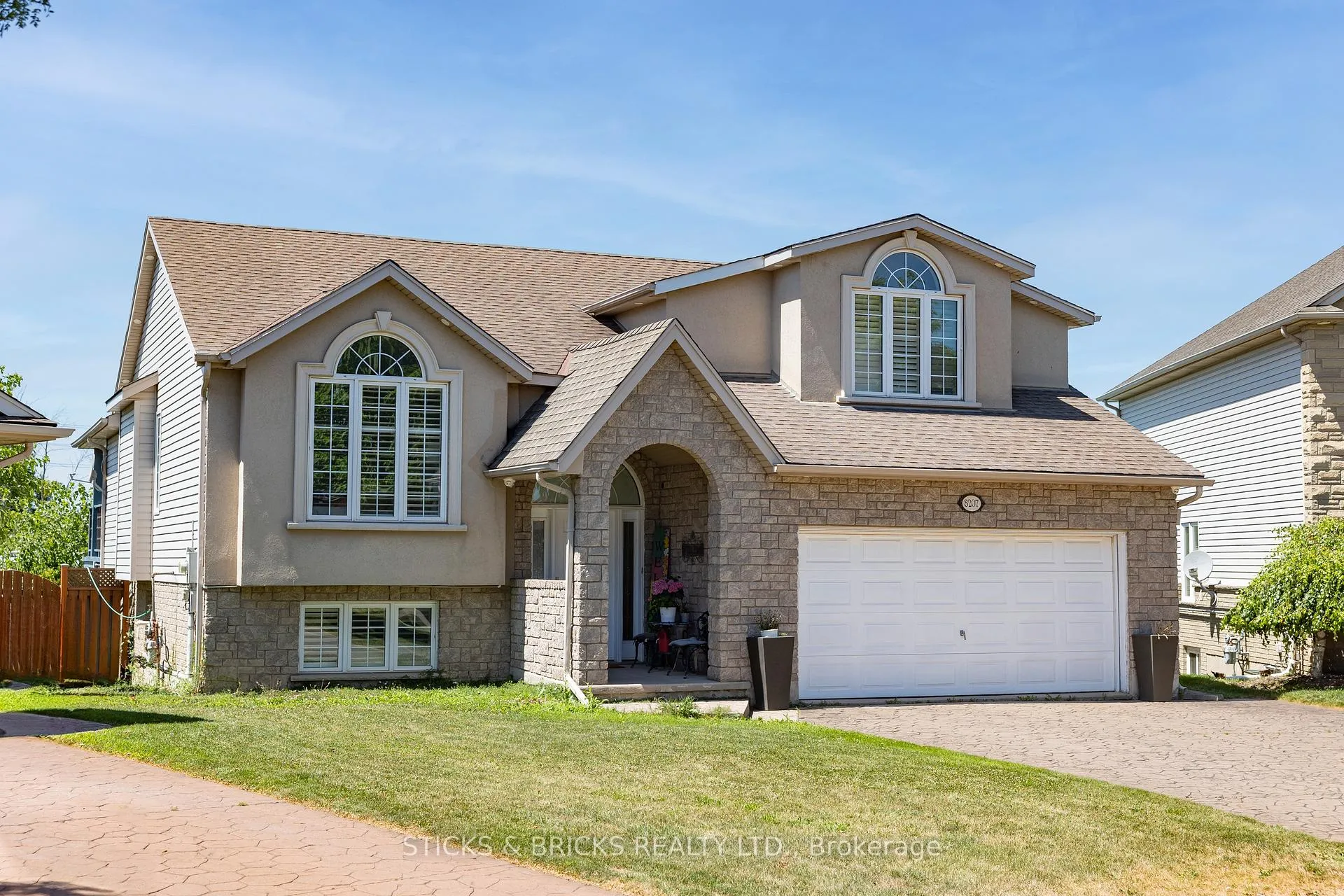 Photo 2 of 8207 Beaver Glen Drive, Niagara Falls, Ascot — HOMEH