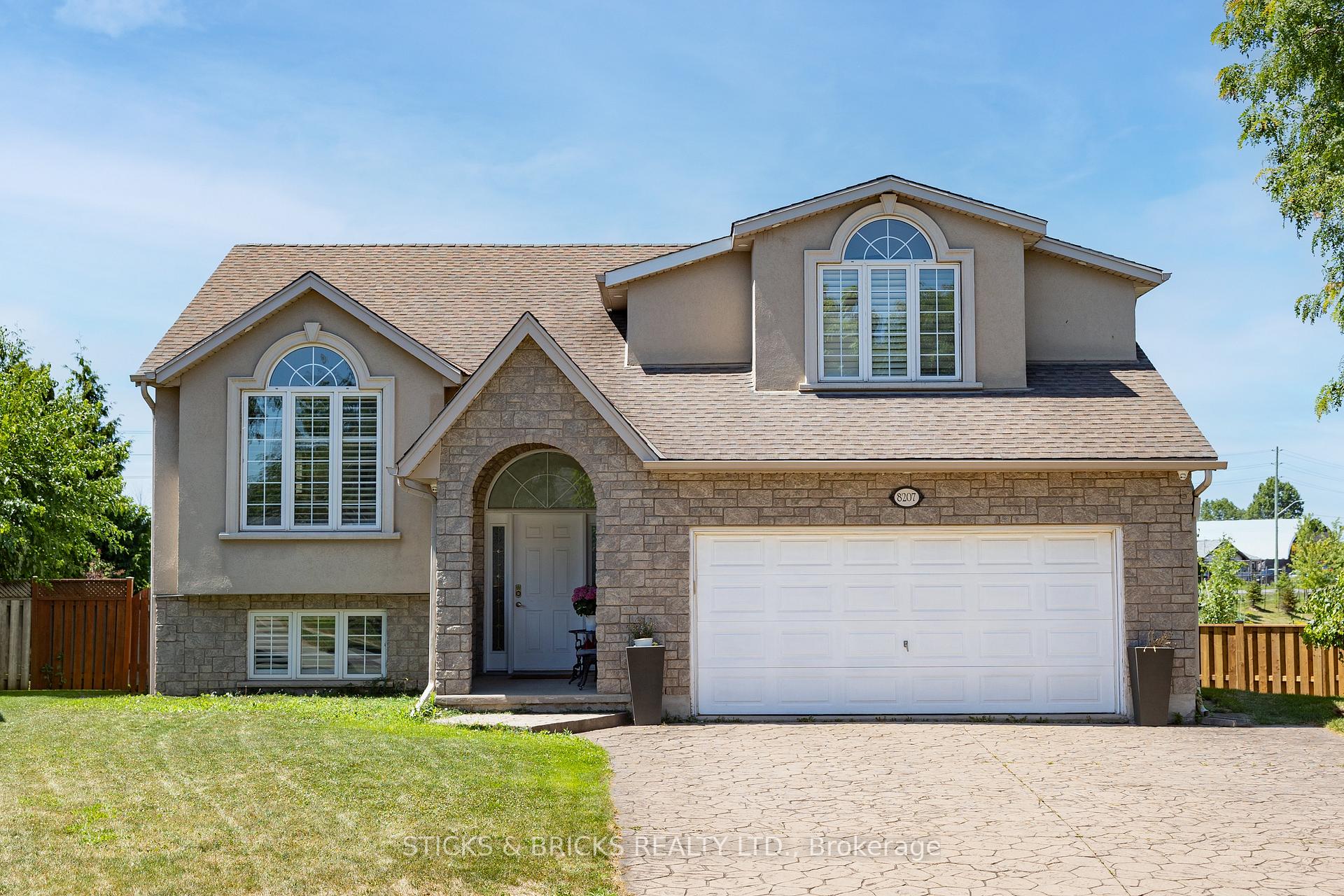 Front of 8207 Beaver Glen Drive