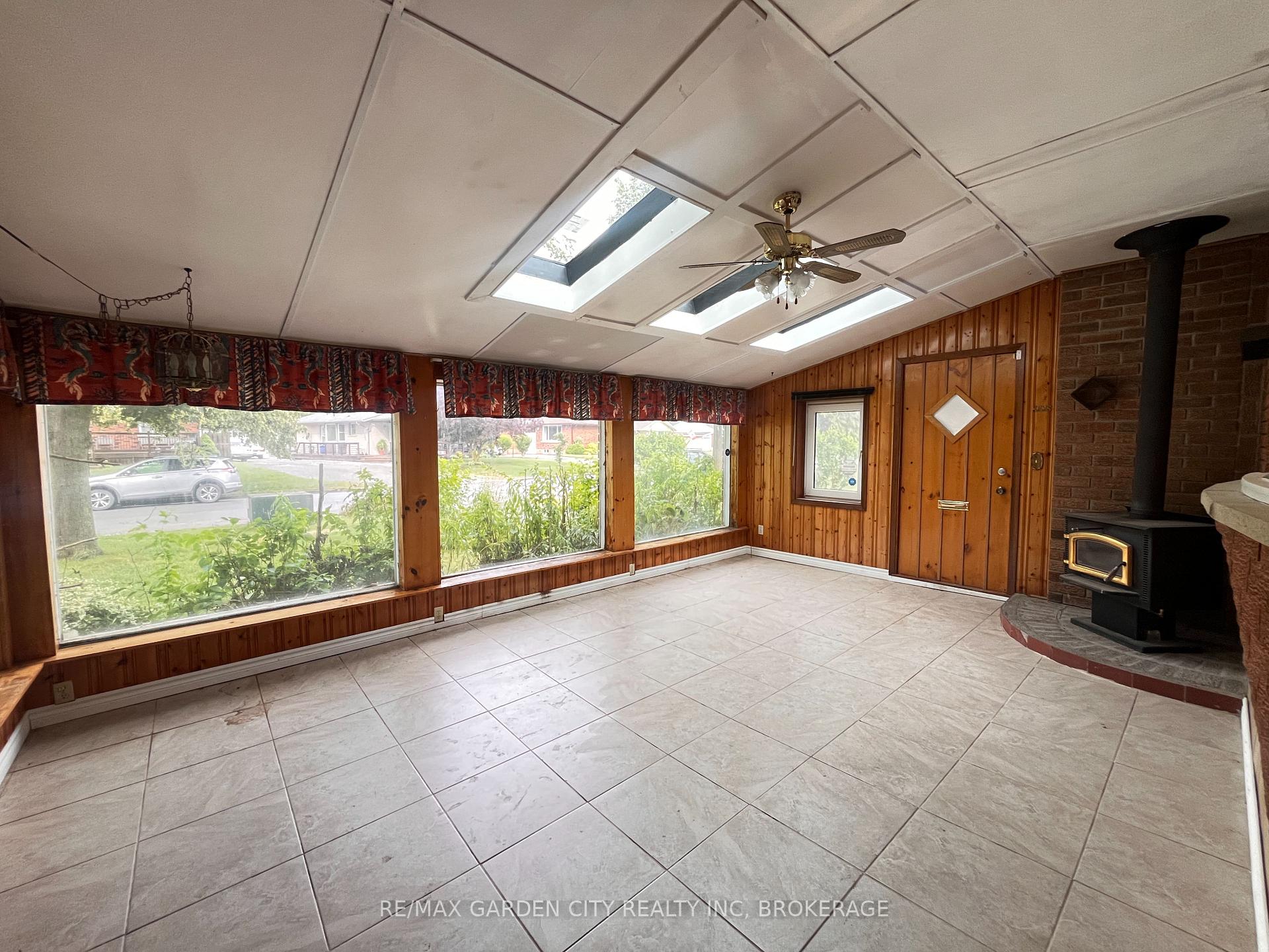 Photo 4 of 8390 Breadner Crescent, Niagara Falls, Chippawa — HOMEH
