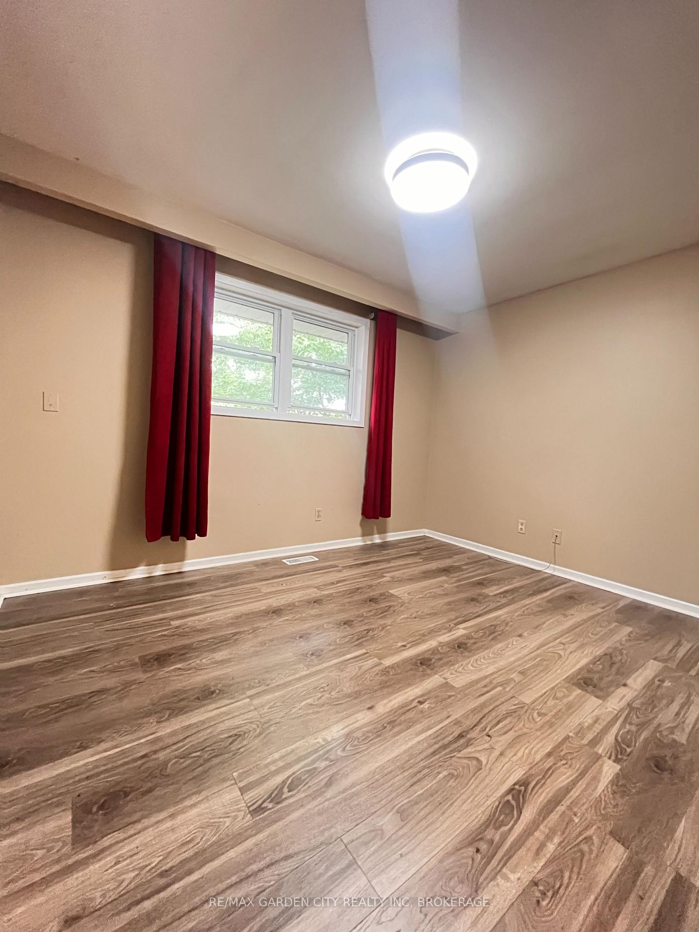 Photo 9 of 8390 Breadner Crescent, Niagara Falls, Chippawa — HOMEH