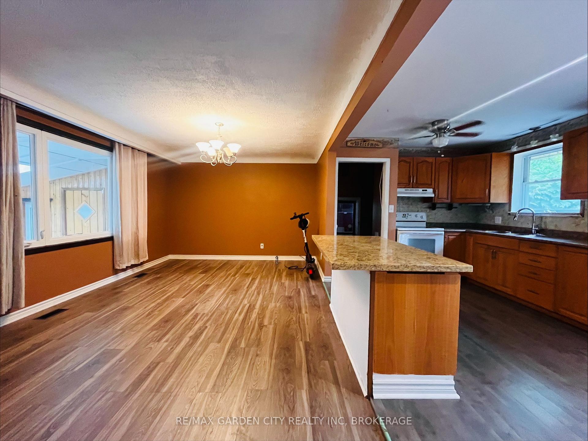 Photo 11 of 8390 Breadner Crescent, Niagara Falls, Chippawa — HOMEH