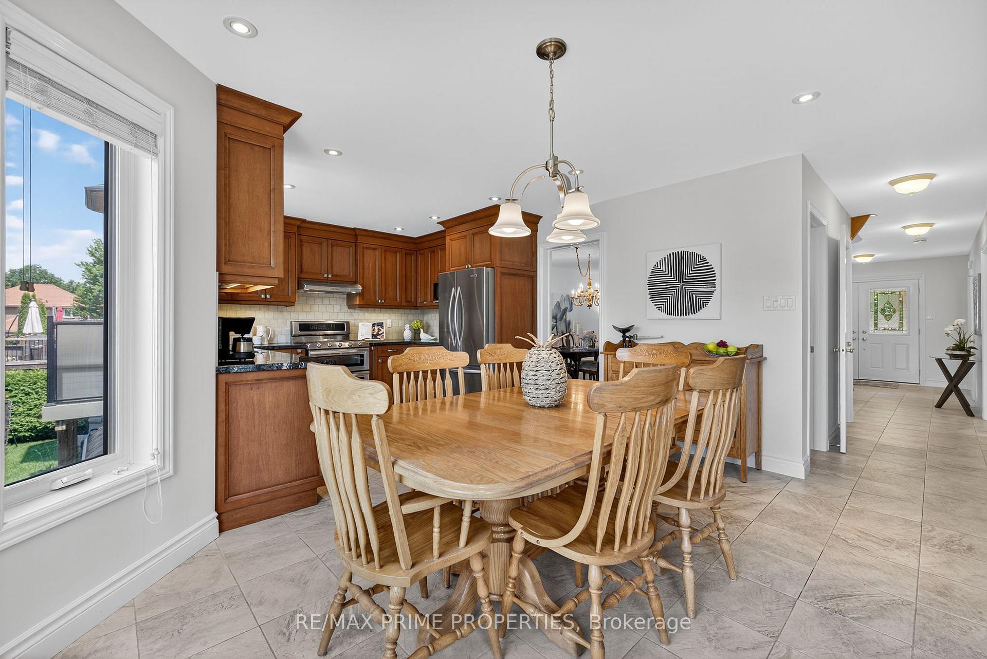 Photo 7 of 396 Devanjan Circle, Newmarket, Gorham-College Manor — HOMEH