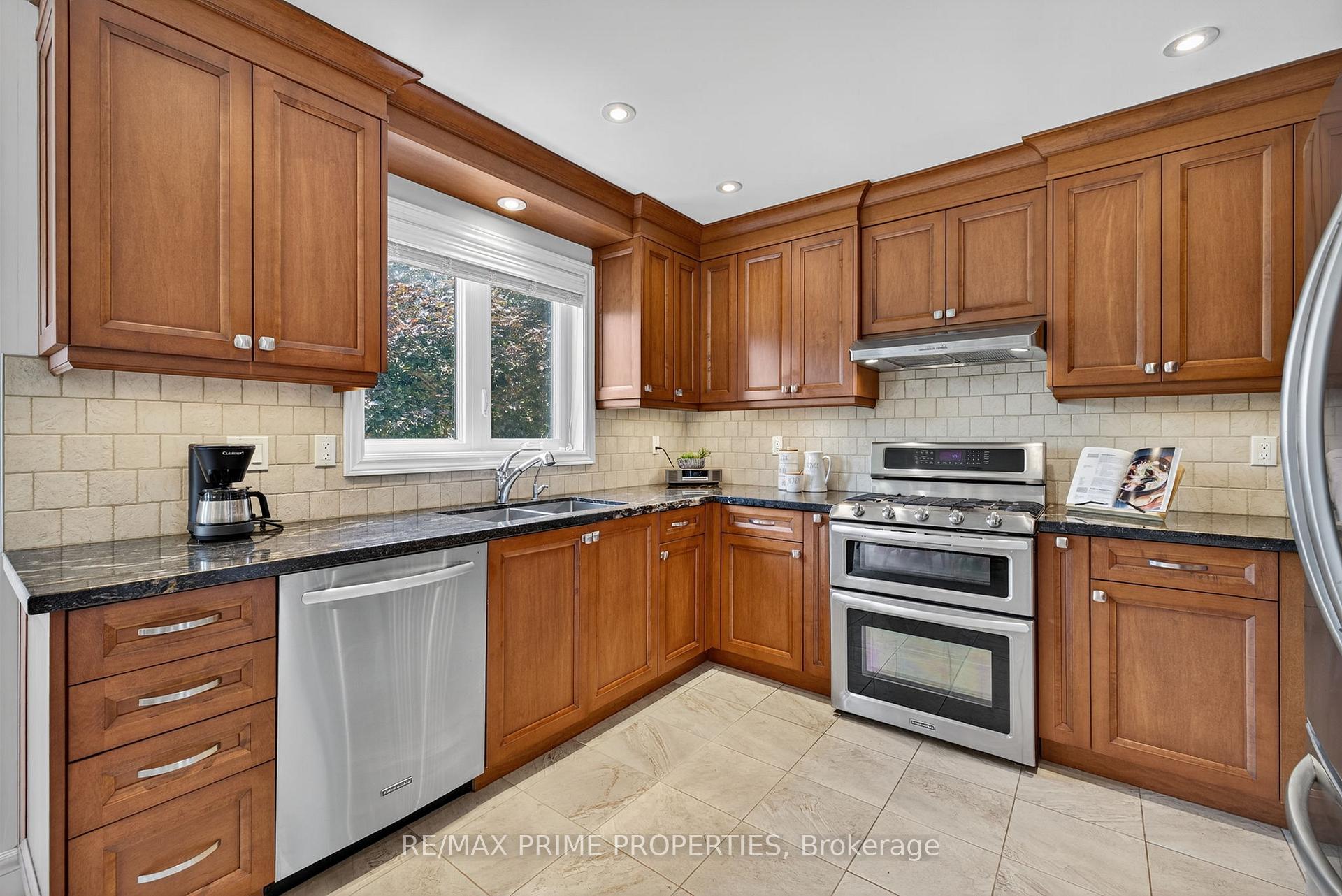 Photo 10 of 396 Devanjan Circle, Newmarket, Gorham-College Manor — HOMEH