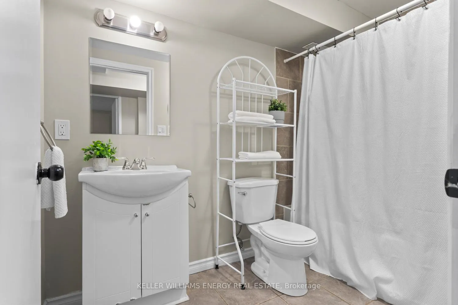 Photo 12 of Unit Lower, 929 Southdown Drive, Oshawa, Donevan — HOMEH