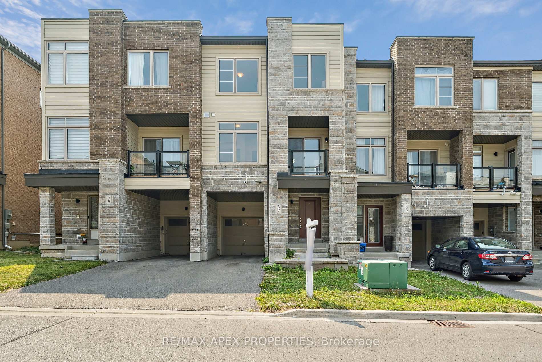 Photo 1 of 37 Vantage Loop, Newmarket, Woodland Hill — HOMEH