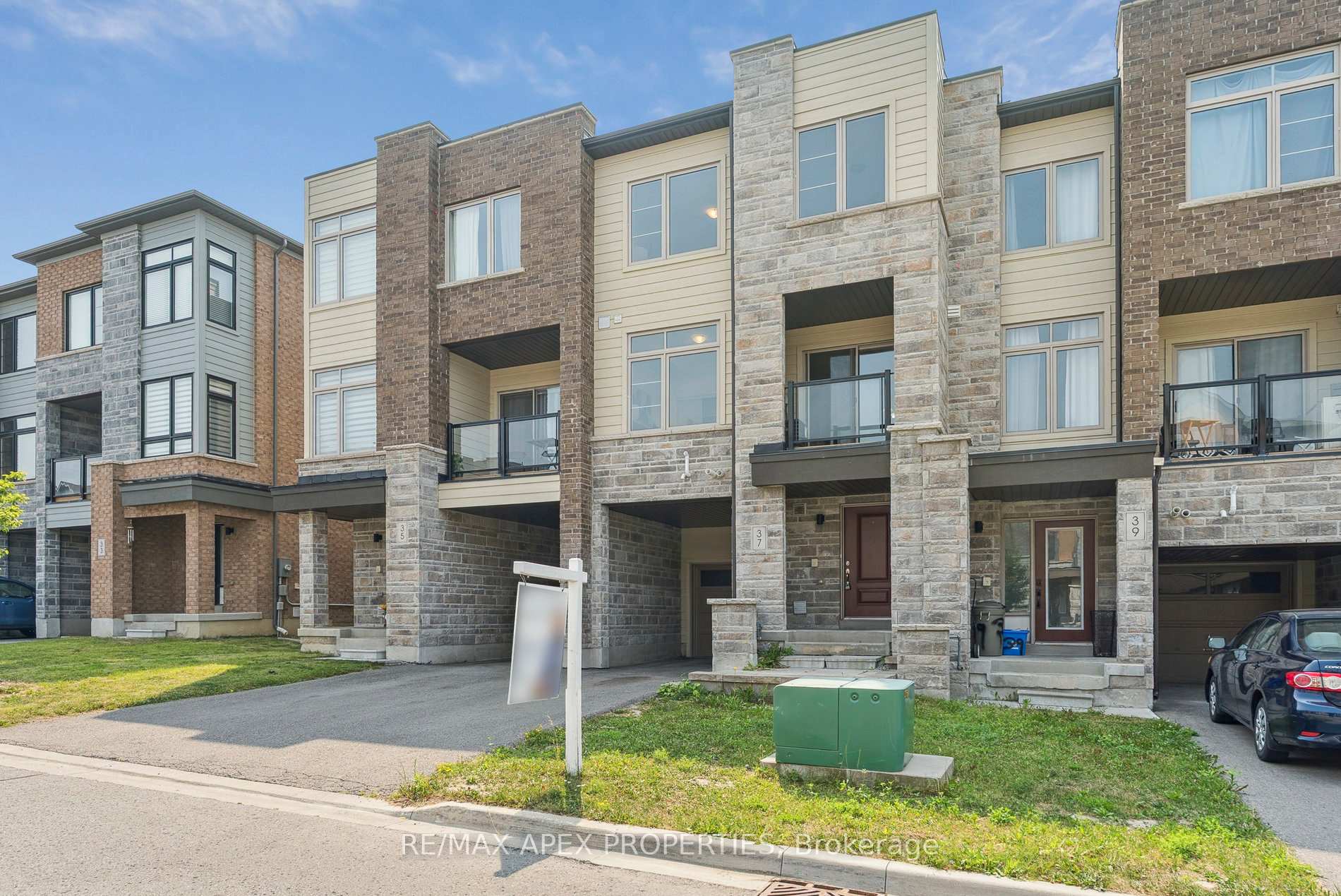Photo 2 of 37 Vantage Loop, Newmarket, Woodland Hill — HOMEH