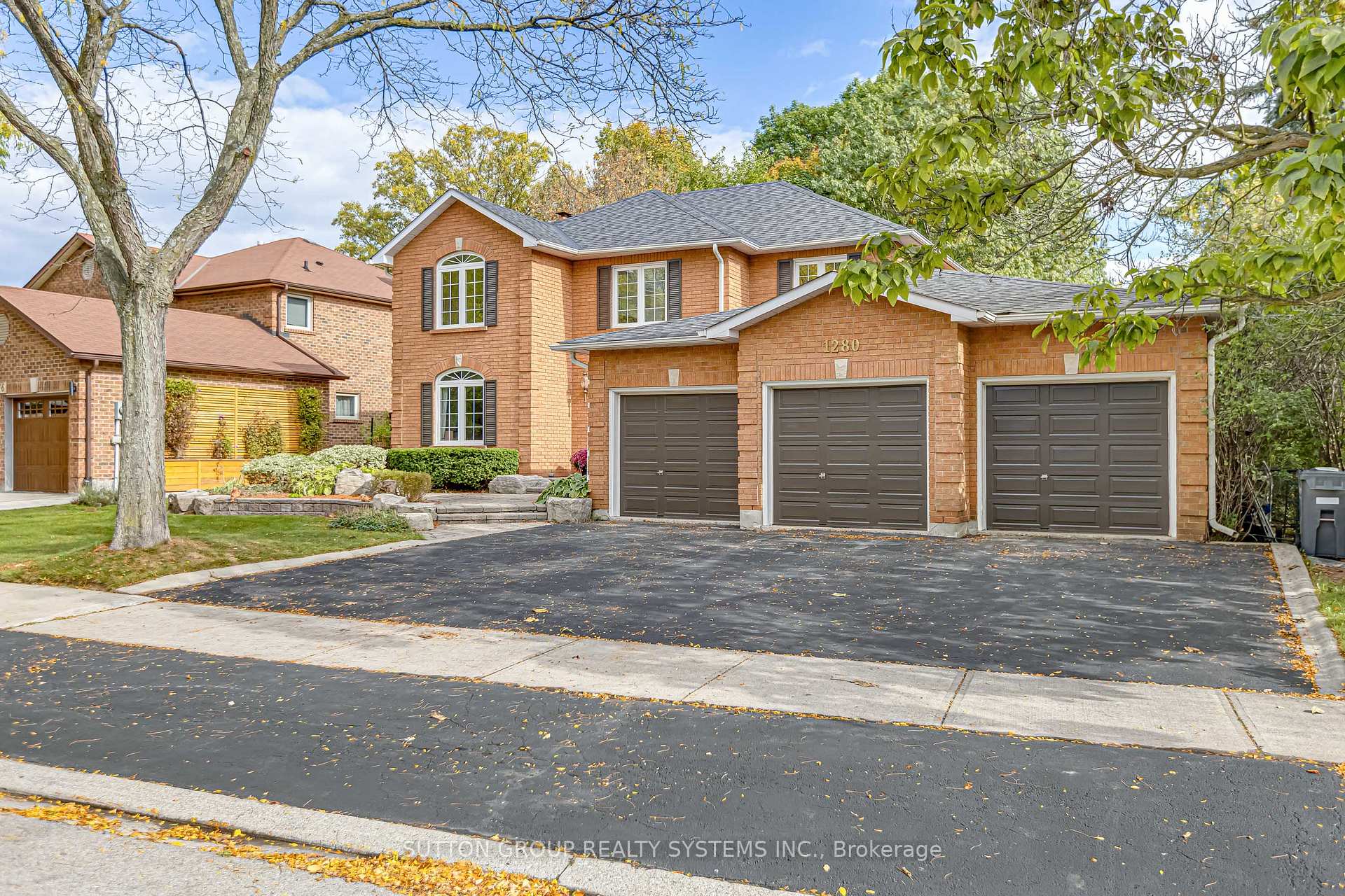 Photo 2 of 1280 Springwood Crescent, Oakville, Glen Abbey — HOMEH