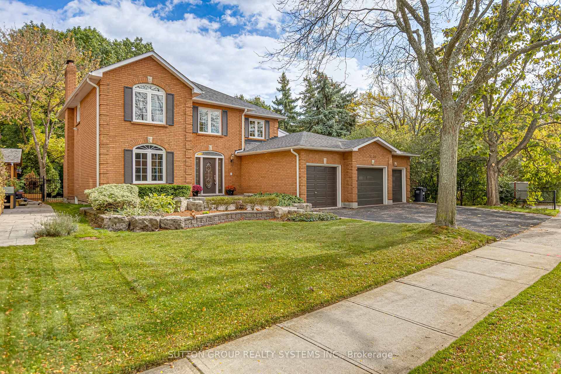 Photo 3 of 1280 Springwood Crescent, Oakville, Glen Abbey — HOMEH