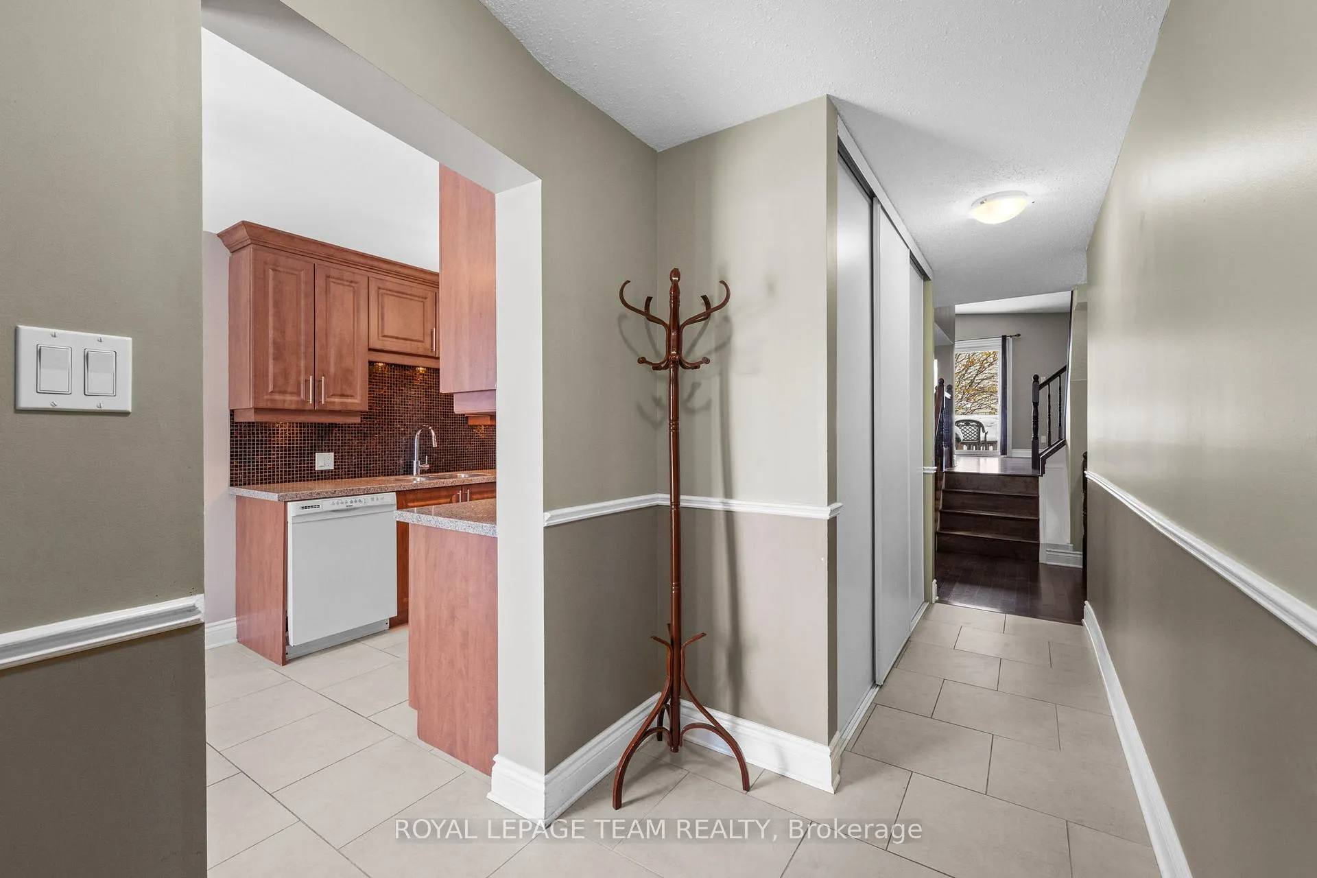 Photo 4 of 828 Kingfisher Crescent, Ottawa, Chatelaine Village — HOMEH