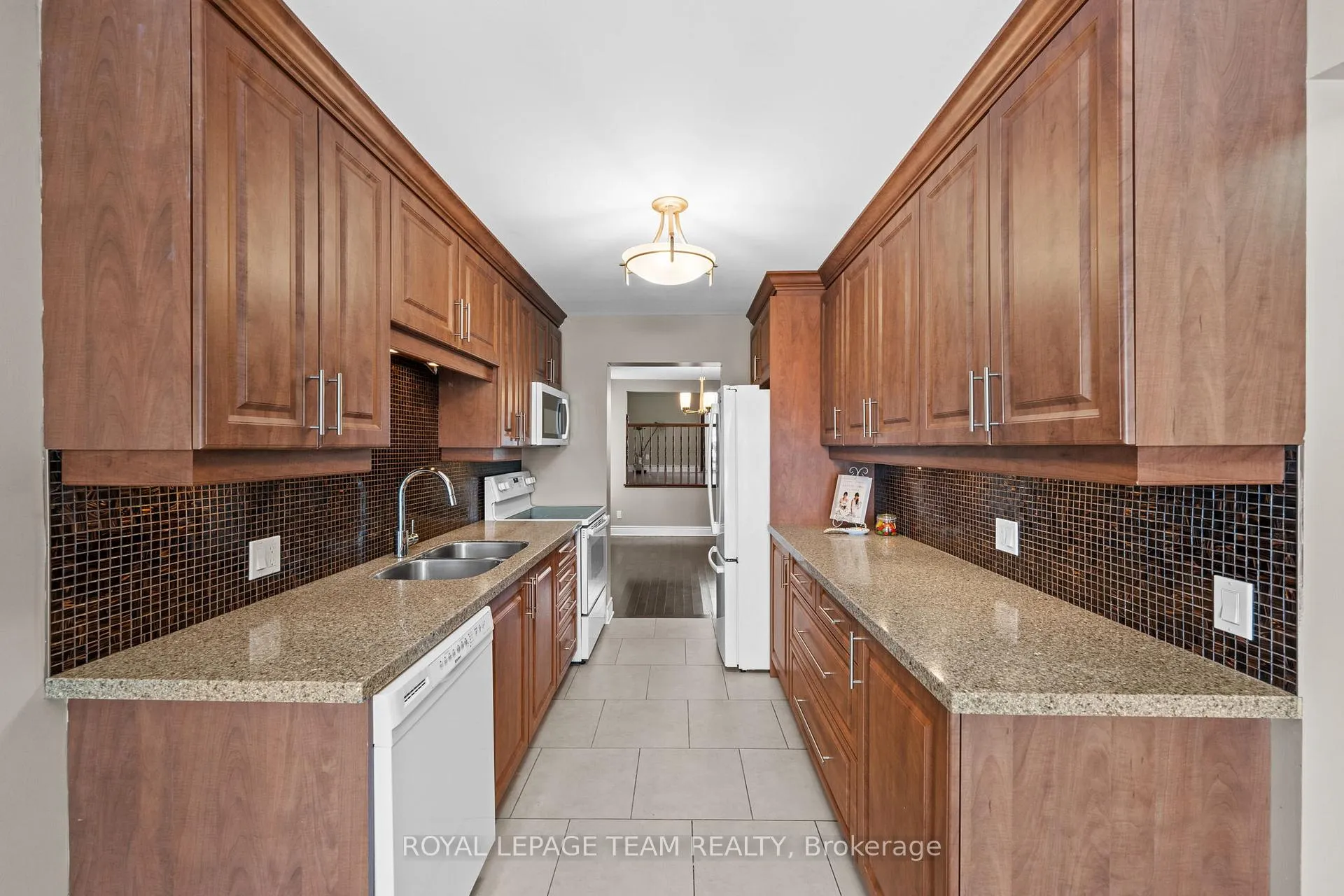 Photo 5 of 828 Kingfisher Crescent, Ottawa, Chatelaine Village — HOMEH