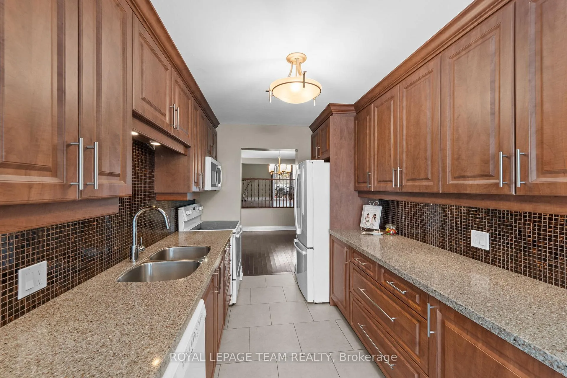 Photo 6 of 828 Kingfisher Crescent, Ottawa, Chatelaine Village — HOMEH
