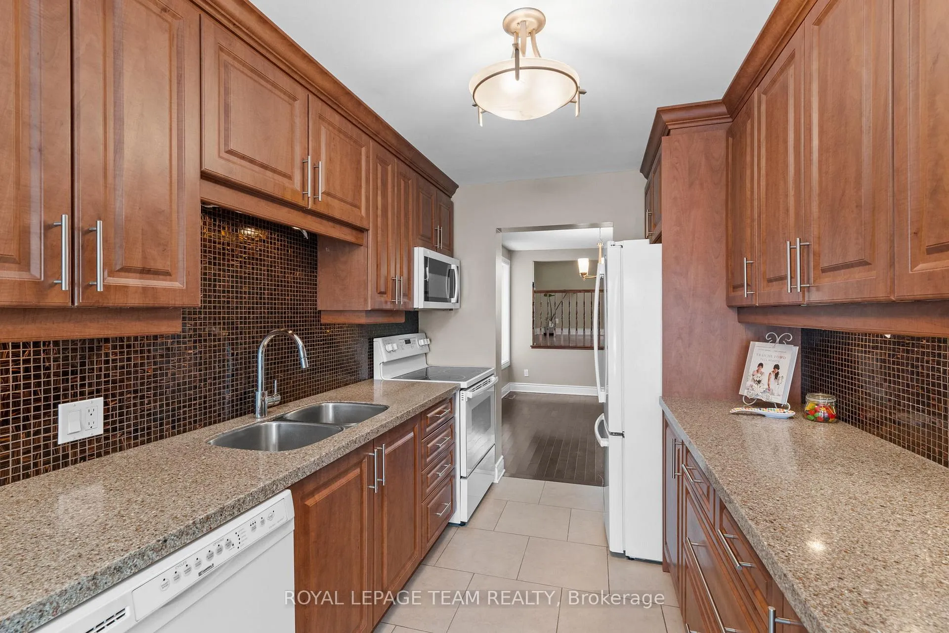 Photo 10 of 828 Kingfisher Crescent, Ottawa, Chatelaine Village — HOMEH