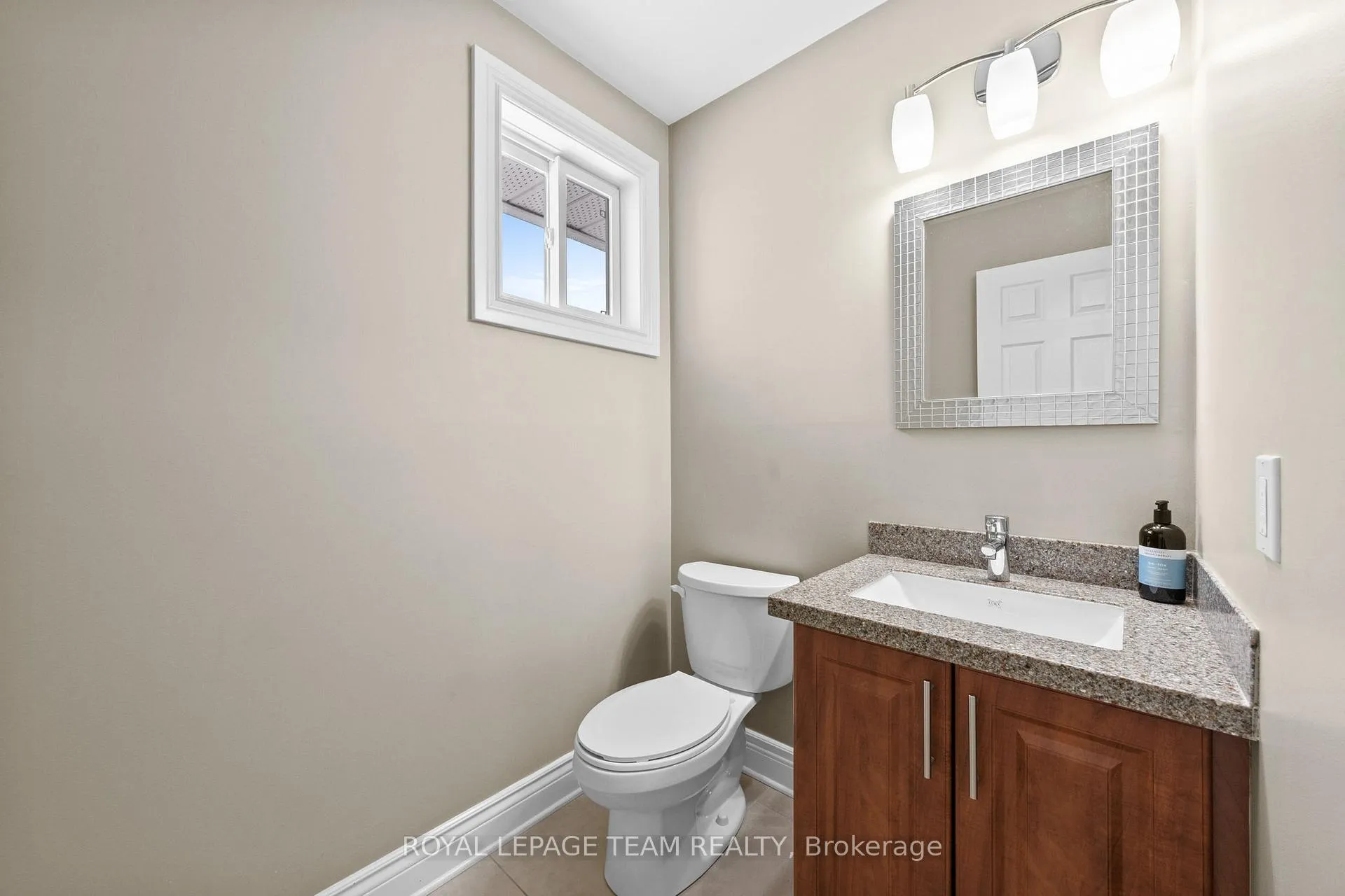 Photo 17 of 828 Kingfisher Crescent, Ottawa, Chatelaine Village — HOMEH