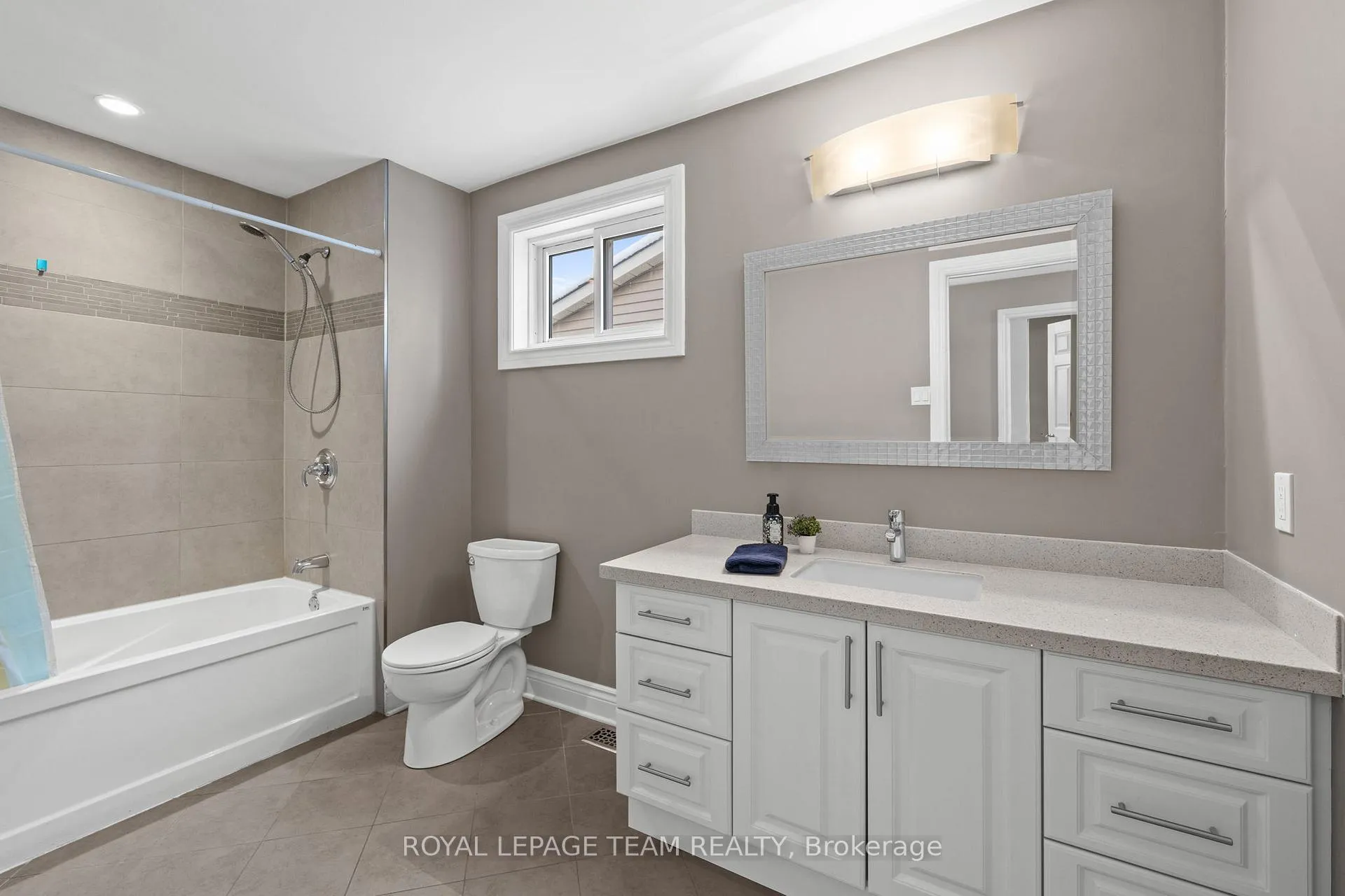 Photo 33 of 828 Kingfisher Crescent, Ottawa, Chatelaine Village — HOMEH