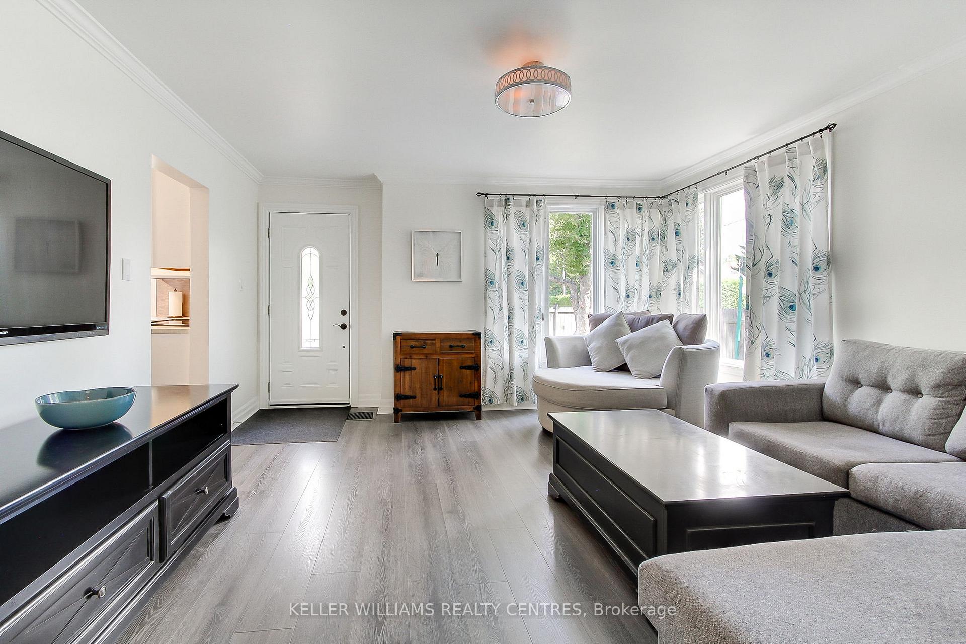 Photo 6 of 678 Crescent Road, Newmarket, Gorham-College Manor — HOMEH