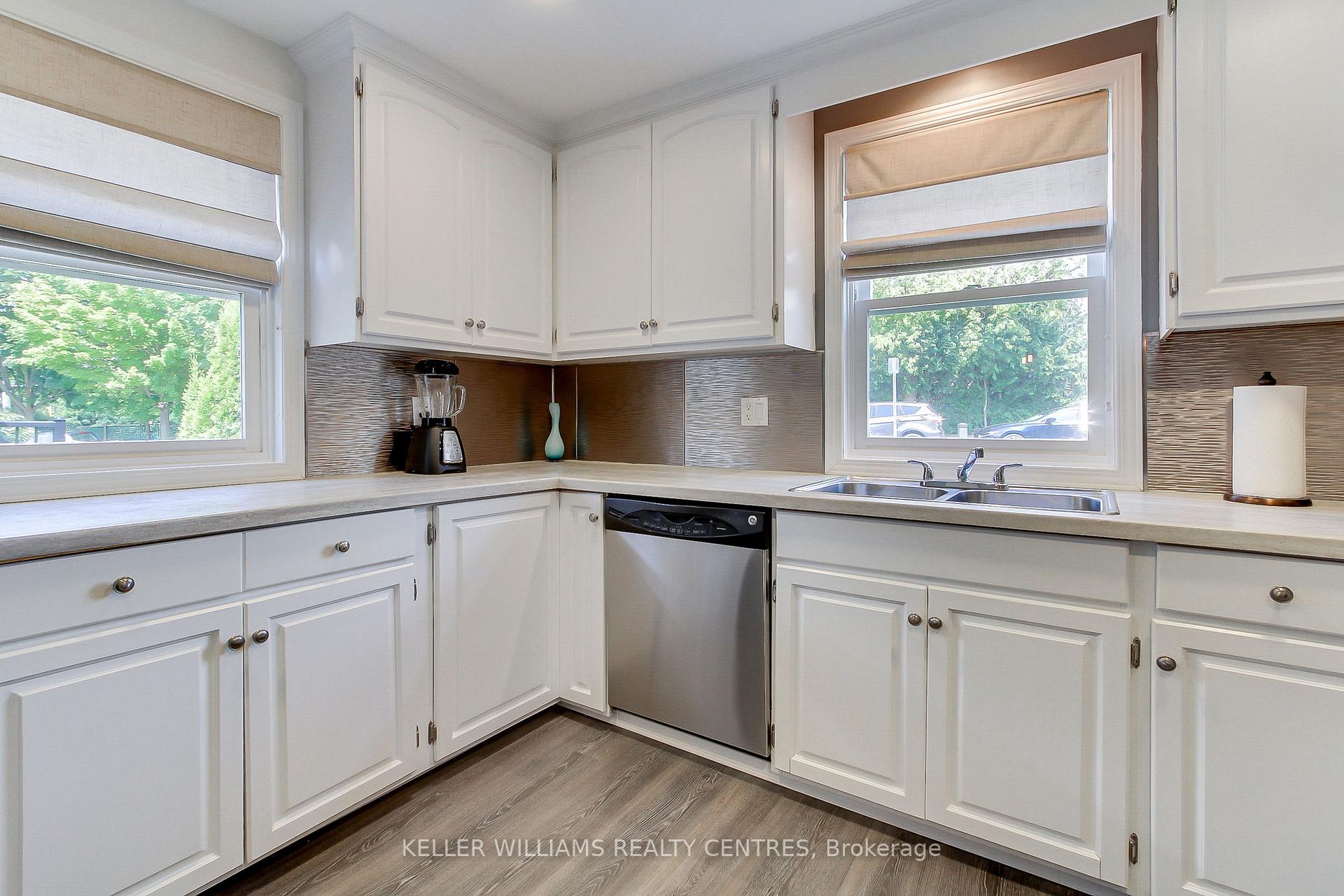 Photo 8 of 678 Crescent Road, Newmarket, Gorham-College Manor — HOMEH