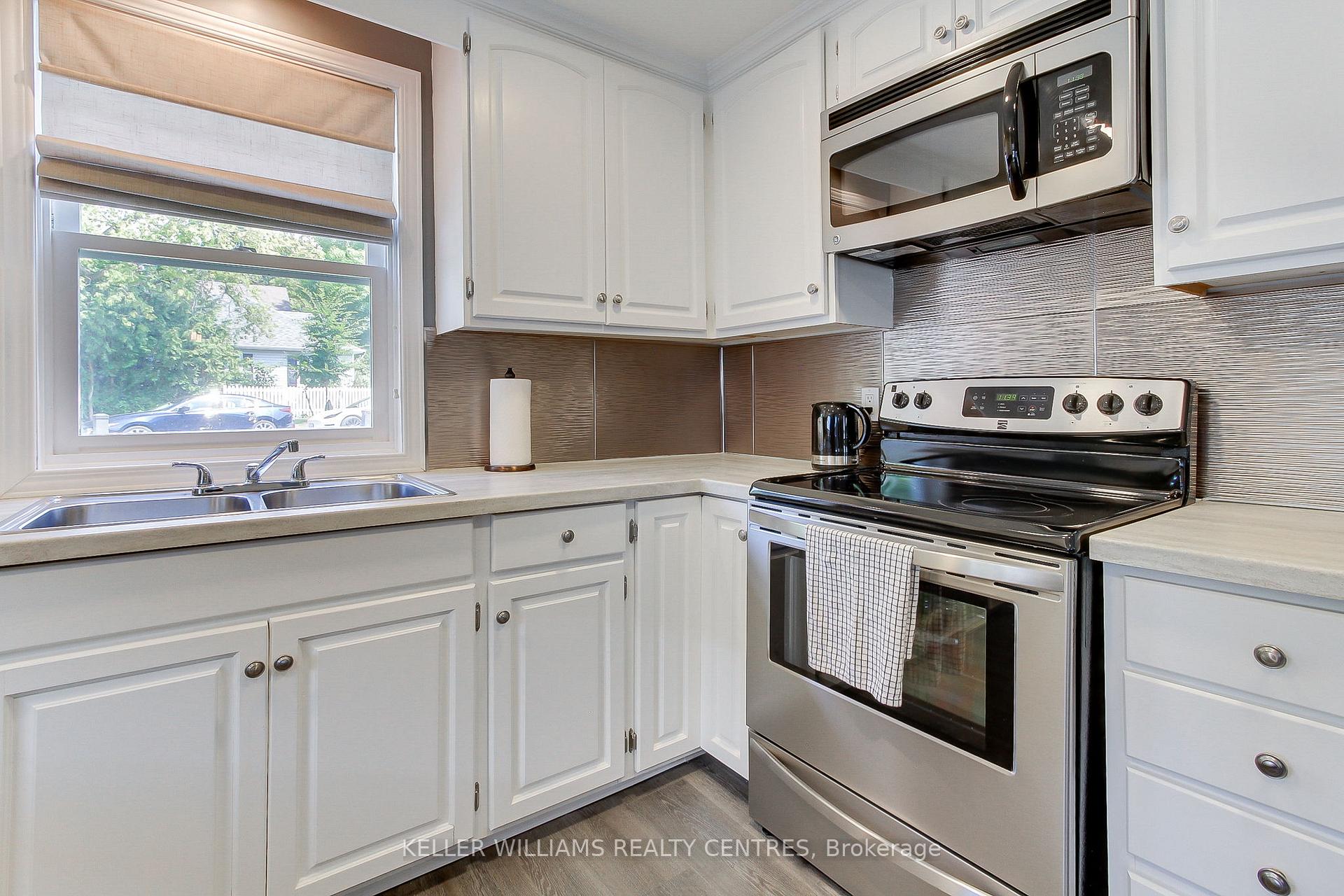 Photo 9 of 678 Crescent Road, Newmarket, Gorham-College Manor — HOMEH