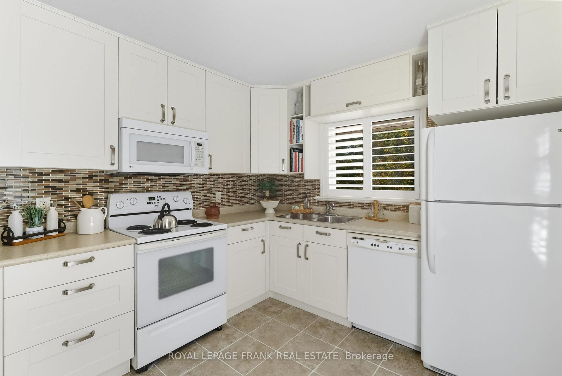 Photo 20 of 131 Jones Avenue, Oshawa, Centennial — HOMEH