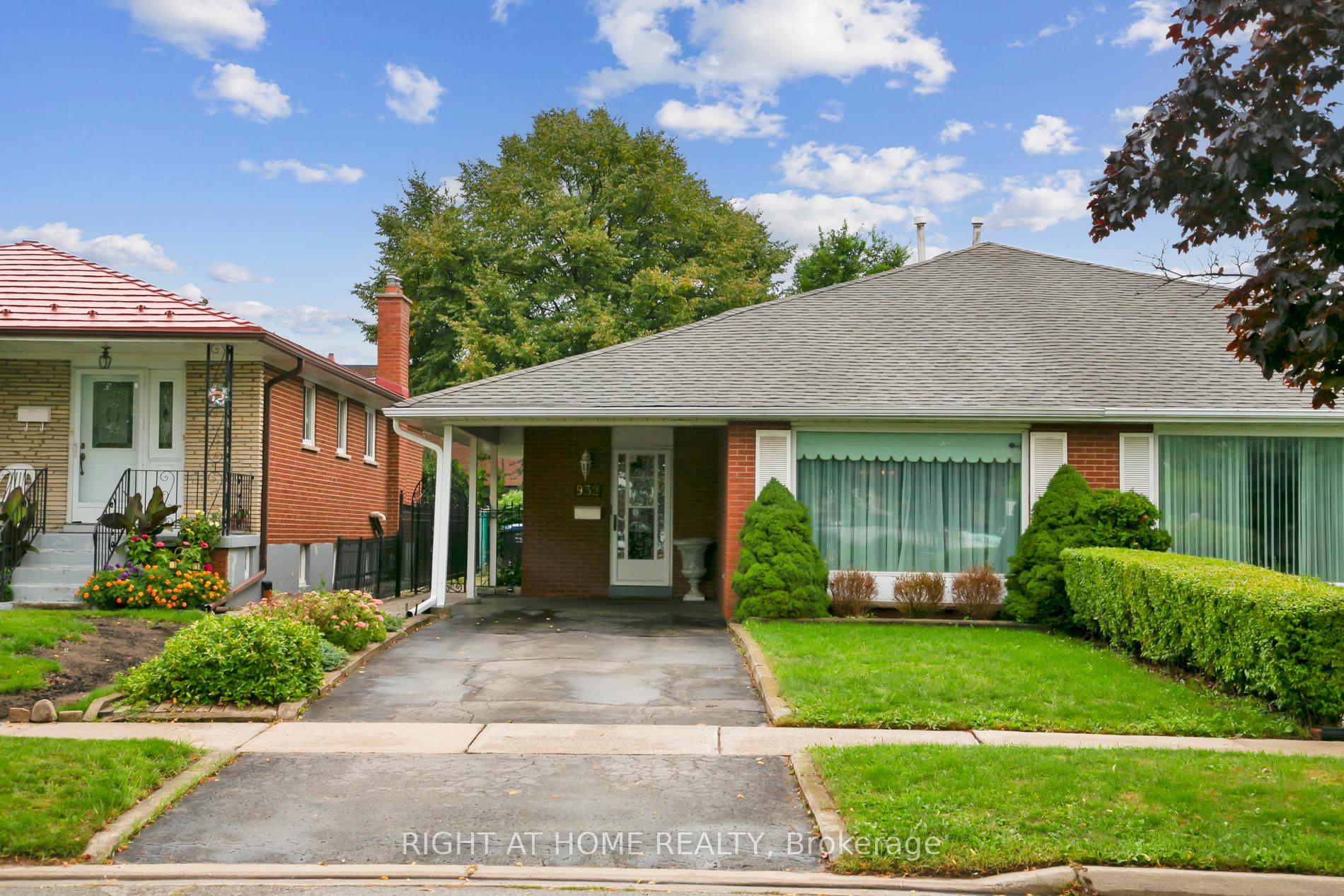 Photo 1 of 932 Flagship Drive, Mississauga, Applewood — HOMEH