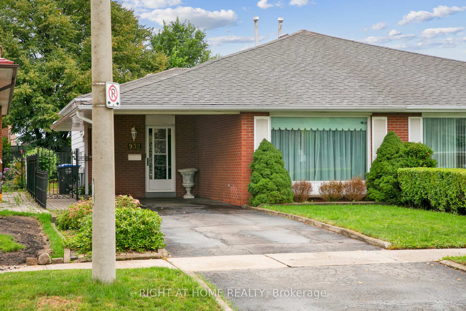 Photo 2 of 932 Flagship Drive, Mississauga, Applewood — HOMEH