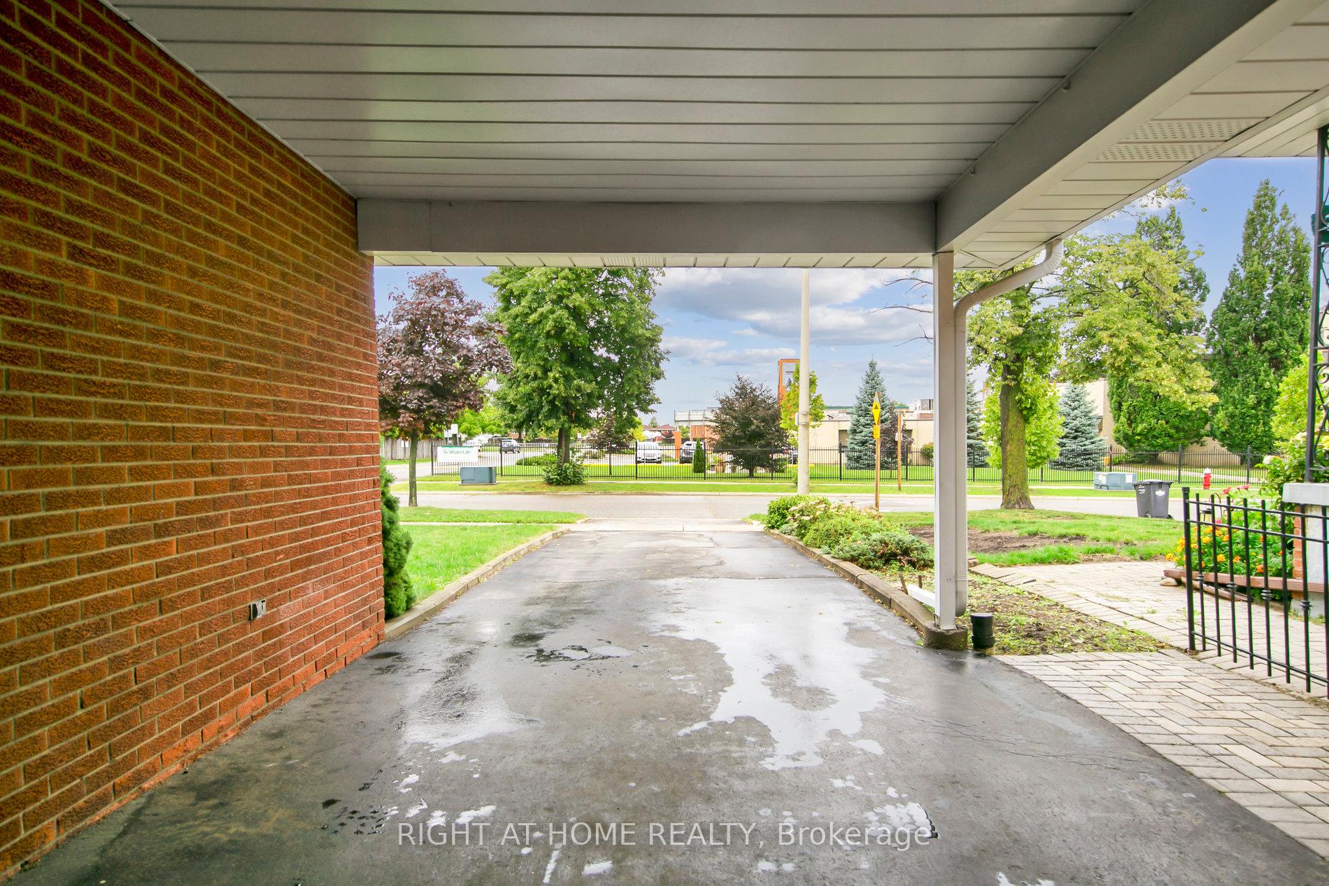 Photo 3 of 932 Flagship Drive, Mississauga, Applewood — HOMEH