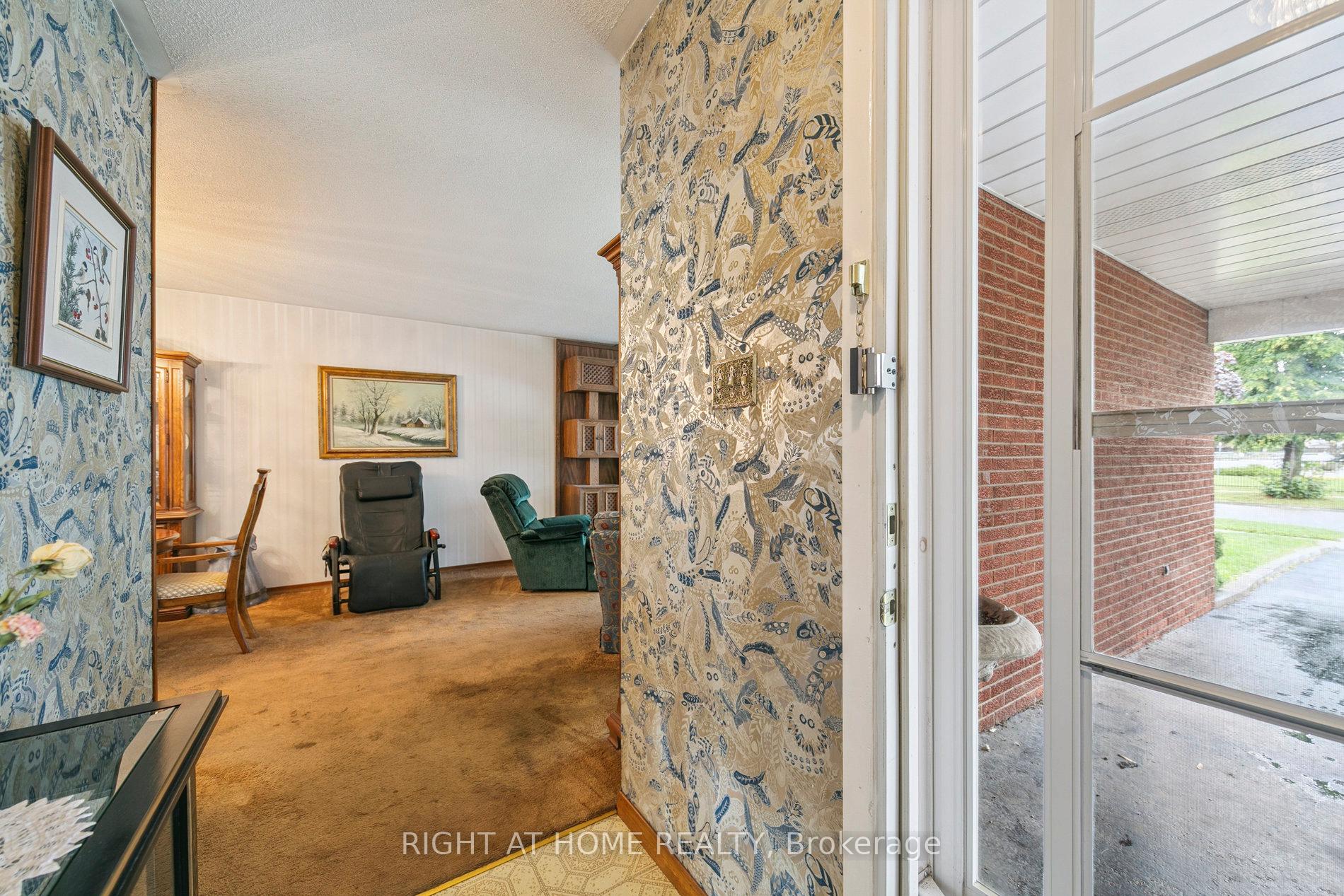 Photo 5 of 932 Flagship Drive, Mississauga, Applewood — HOMEH