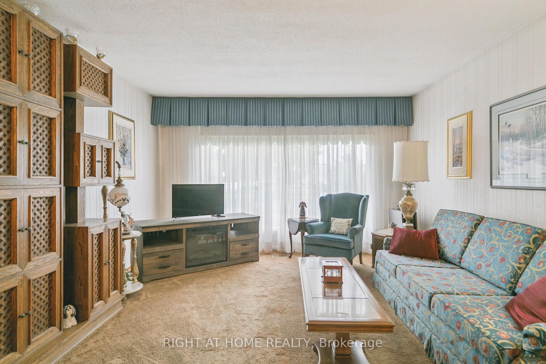 Photo 7 of 932 Flagship Drive, Mississauga, Applewood — HOMEH