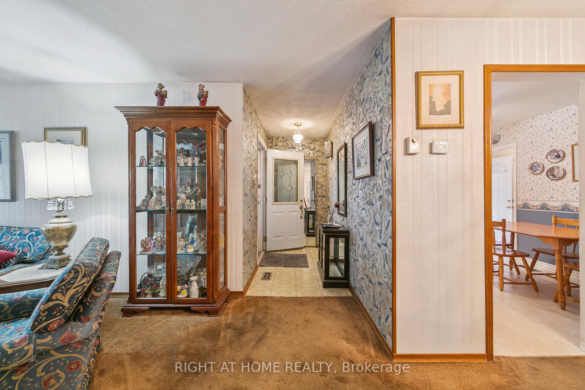 Photo 8 of 932 Flagship Drive, Mississauga, Applewood — HOMEH