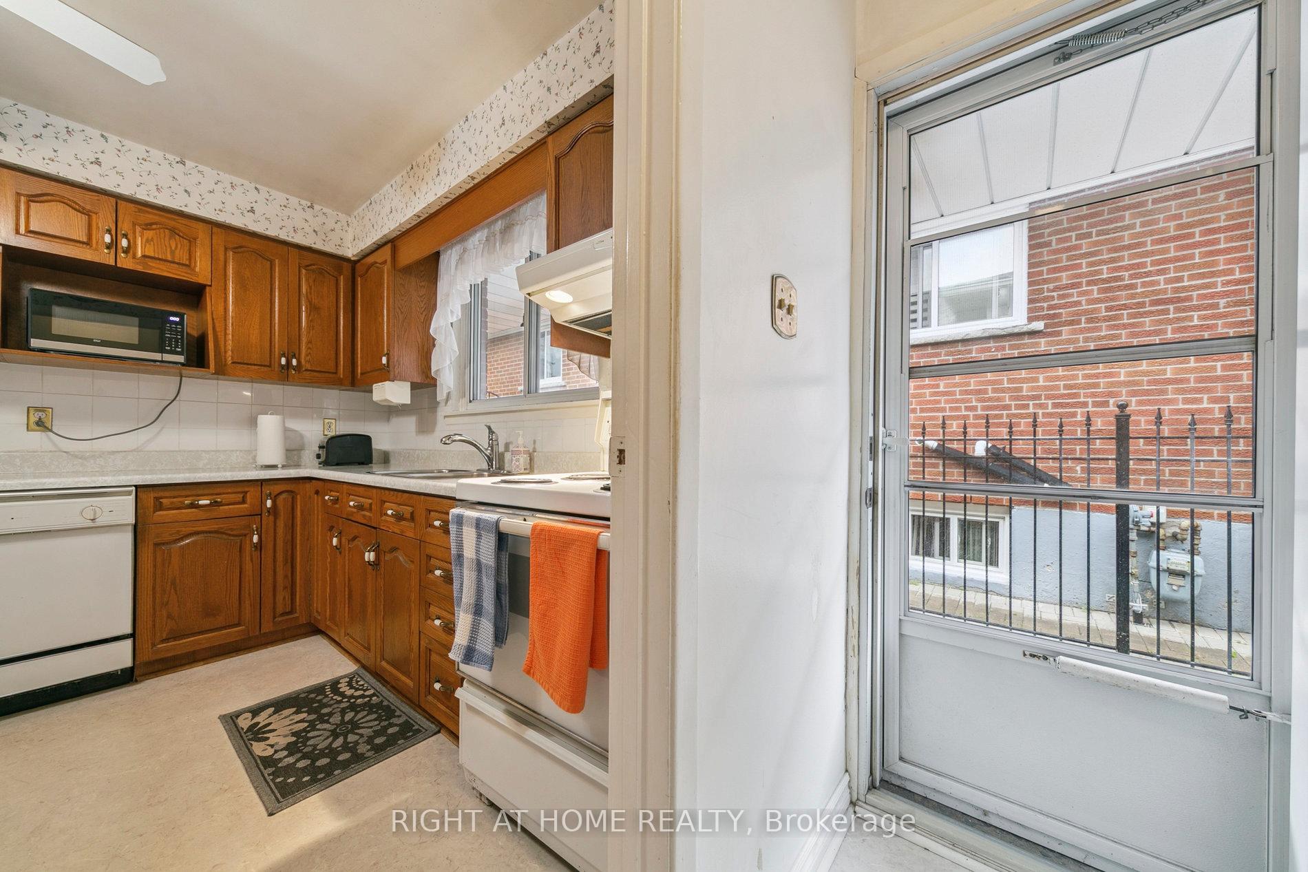Photo 12 of 932 Flagship Drive, Mississauga, Applewood — HOMEH