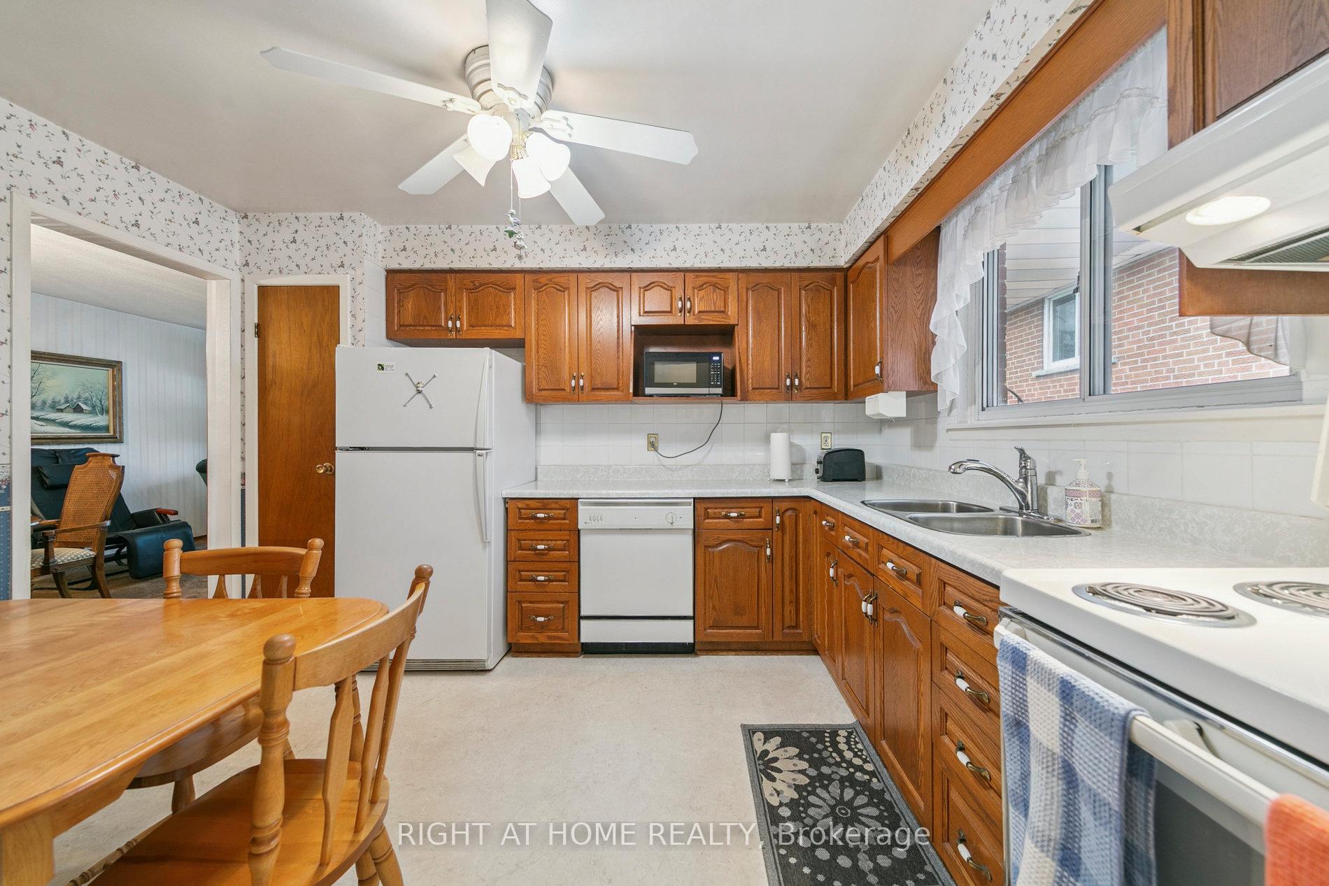 Photo 13 of 932 Flagship Drive, Mississauga, Applewood — HOMEH