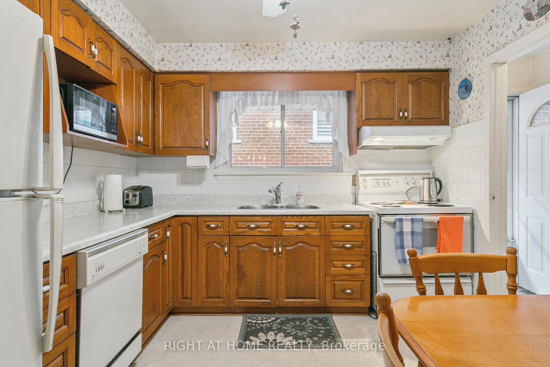 Photo 15 of 932 Flagship Drive, Mississauga, Applewood — HOMEH