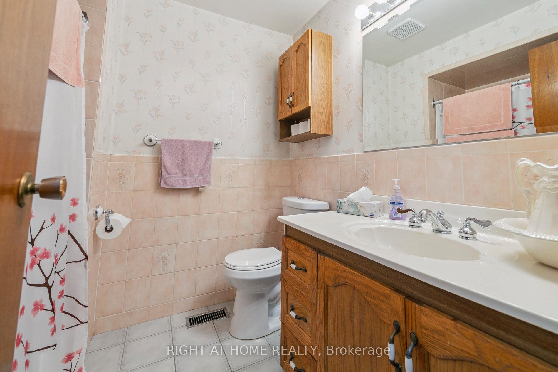 Photo 17 of 932 Flagship Drive, Mississauga, Applewood — HOMEH