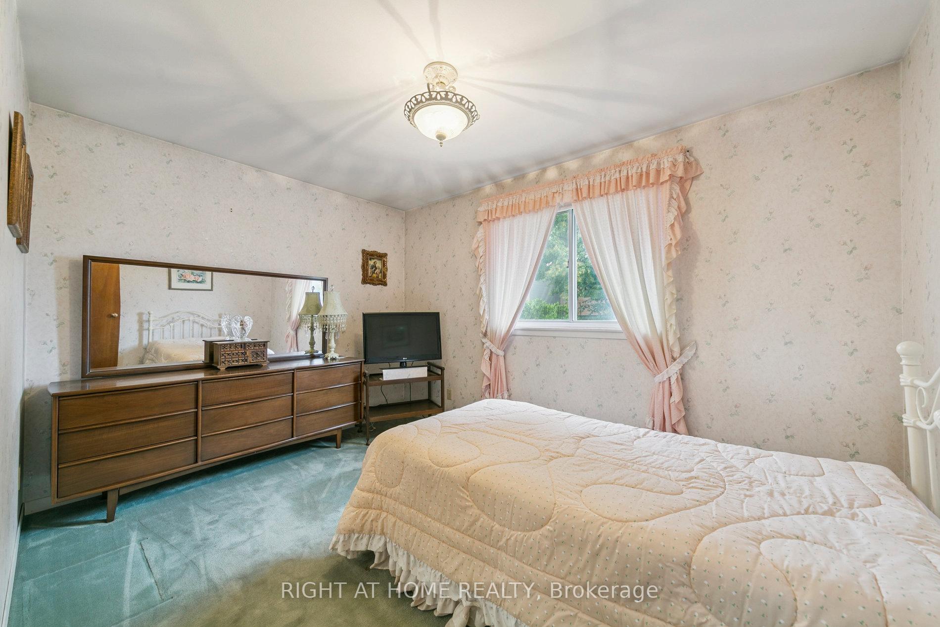 Photo 23 of 932 Flagship Drive, Mississauga, Applewood — HOMEH