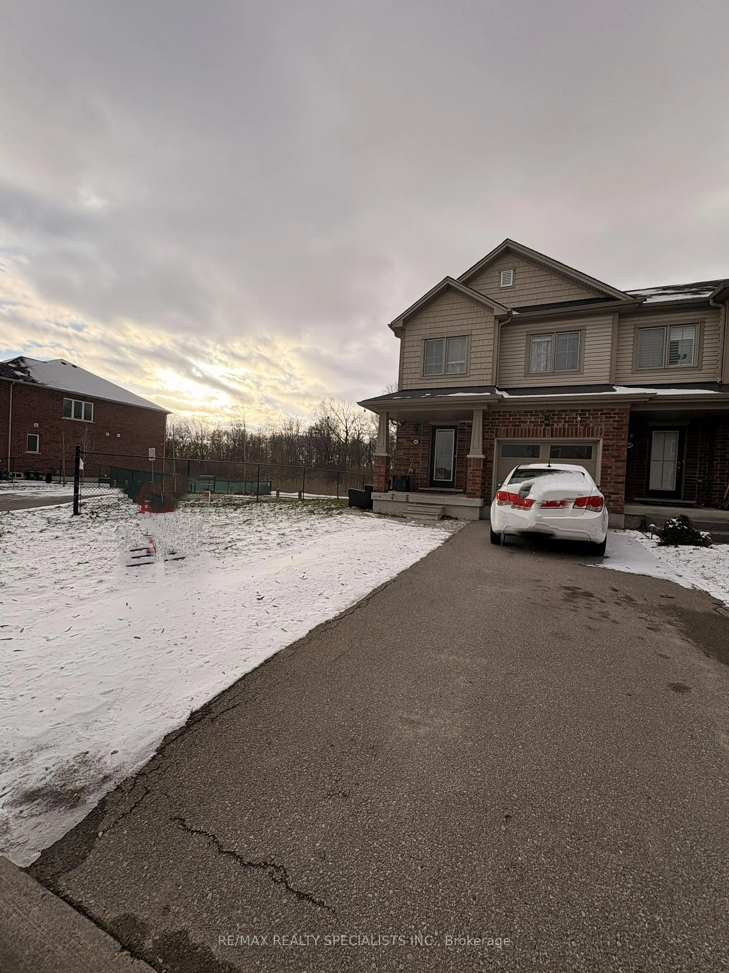 Photo 3 of 8685 Dogwood Crescent, Niagara Falls, Brown — HOMEH