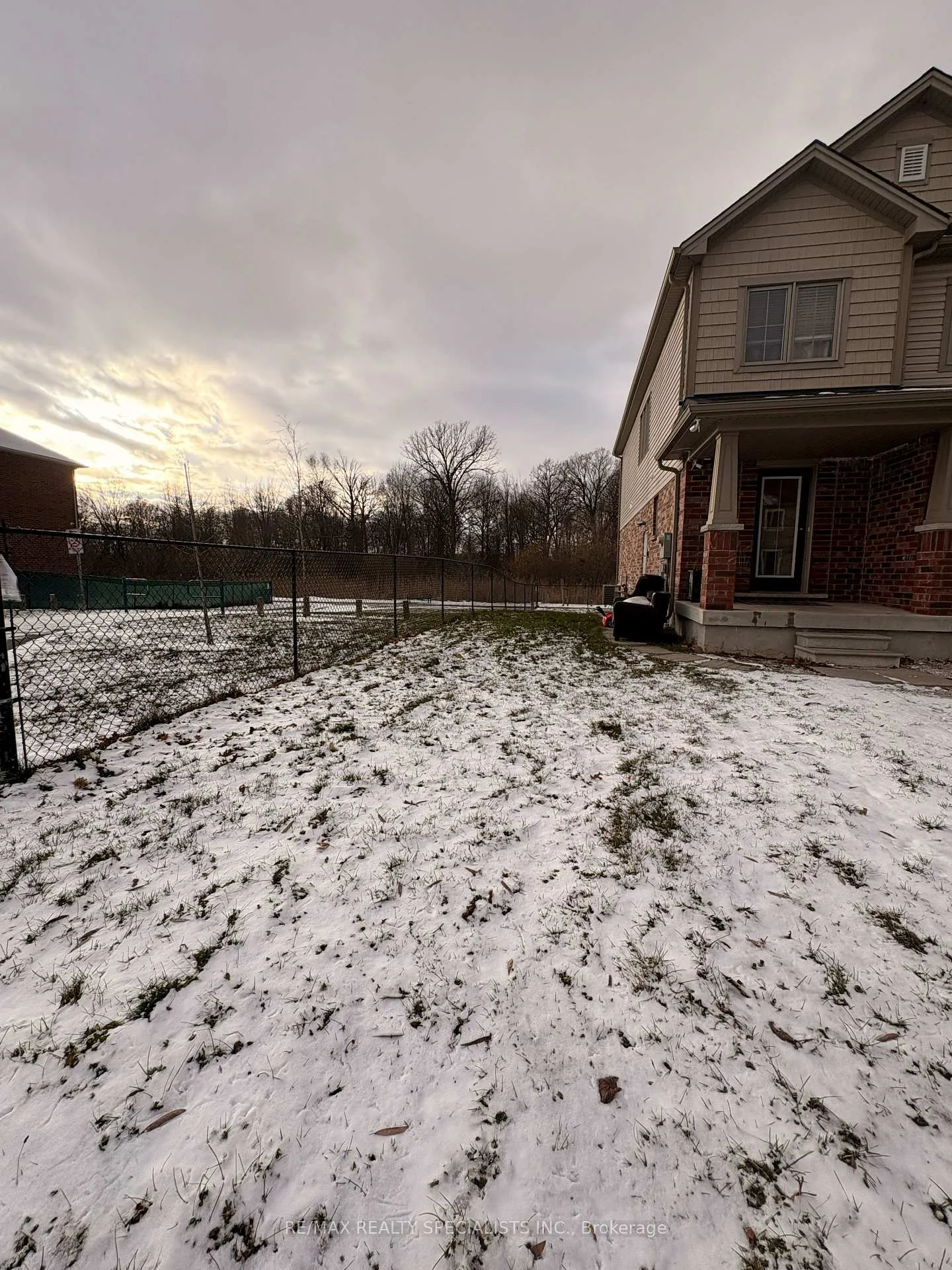 Photo 4 of 8685 Dogwood Crescent, Niagara Falls, Brown — HOMEH