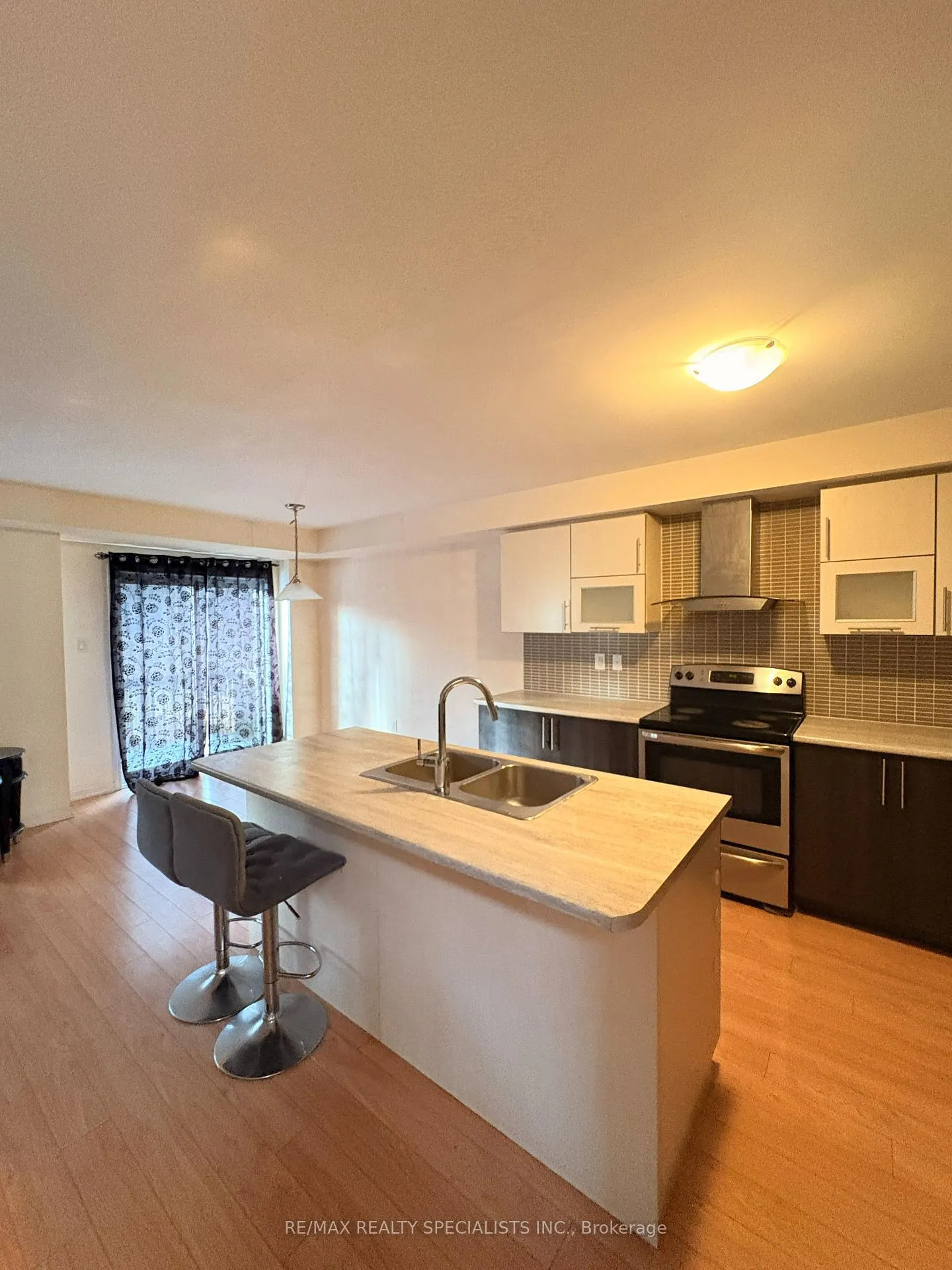 Photo 13 of 8685 Dogwood Crescent, Niagara Falls, Brown — HOMEH
