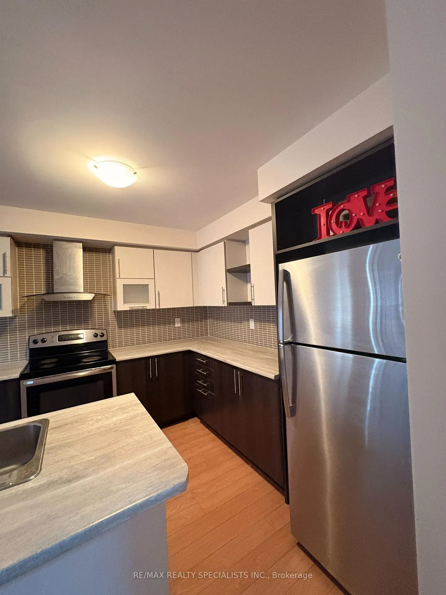 Photo 15 of 8685 Dogwood Crescent, Niagara Falls, Brown — HOMEH