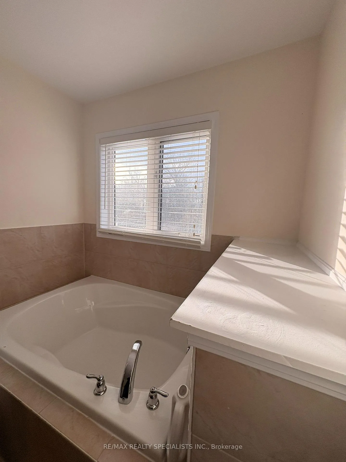 Photo 23 of 8685 Dogwood Crescent, Niagara Falls, Brown — HOMEH