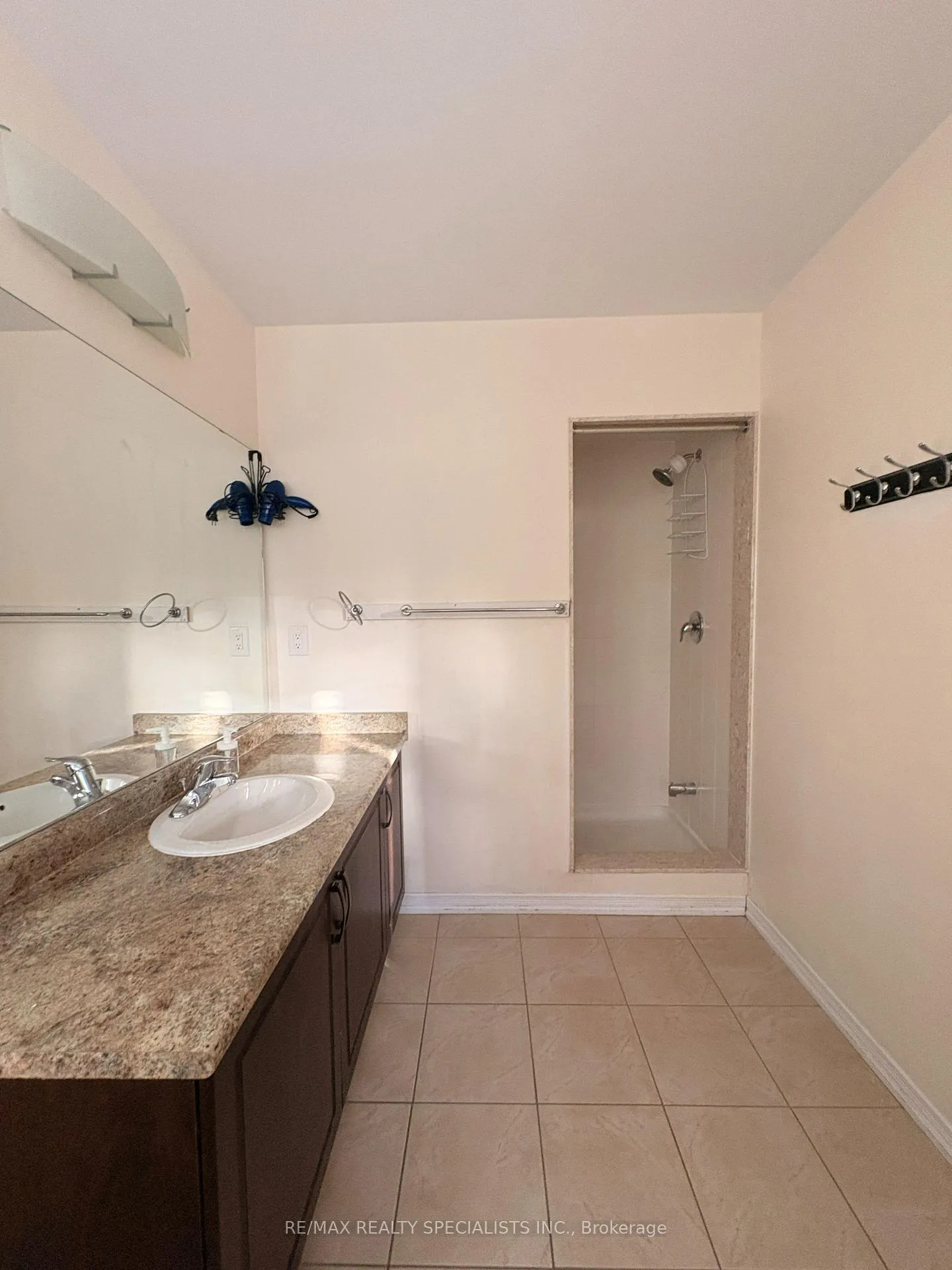 Photo 24 of 8685 Dogwood Crescent, Niagara Falls, Brown — HOMEH