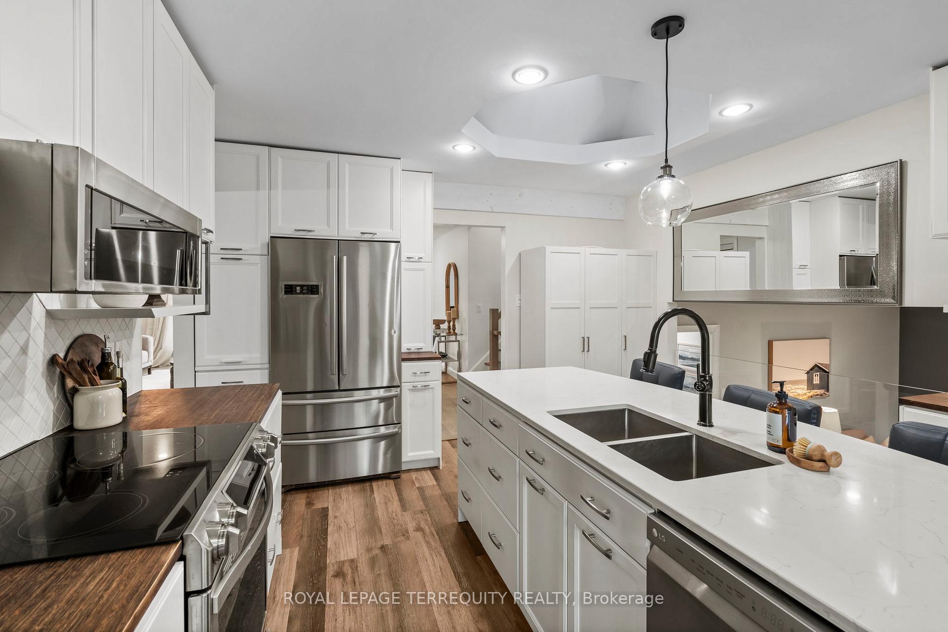 Photo 9 of 708 Aruba Crescent, Oshawa, Northglen — HOMEH