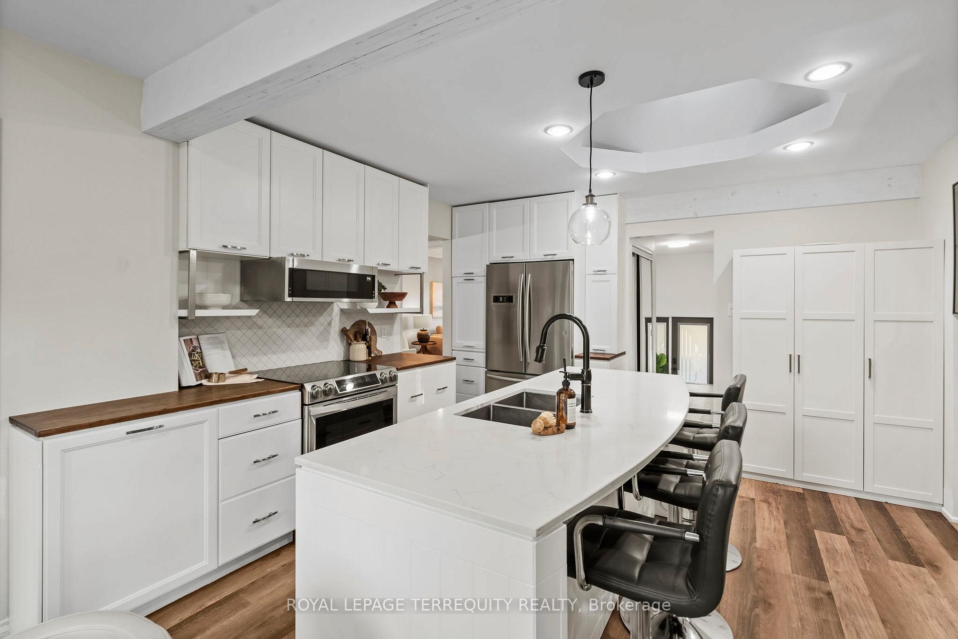 Photo 10 of 708 Aruba Crescent, Oshawa, Northglen — HOMEH