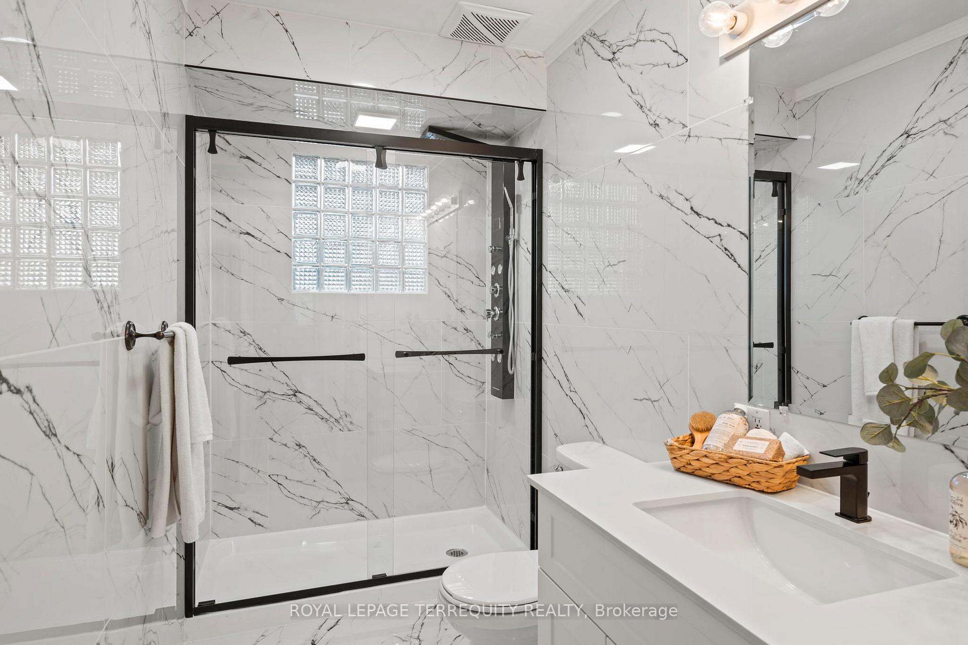 Photo 30 of 708 Aruba Crescent, Oshawa, Northglen — HOMEH