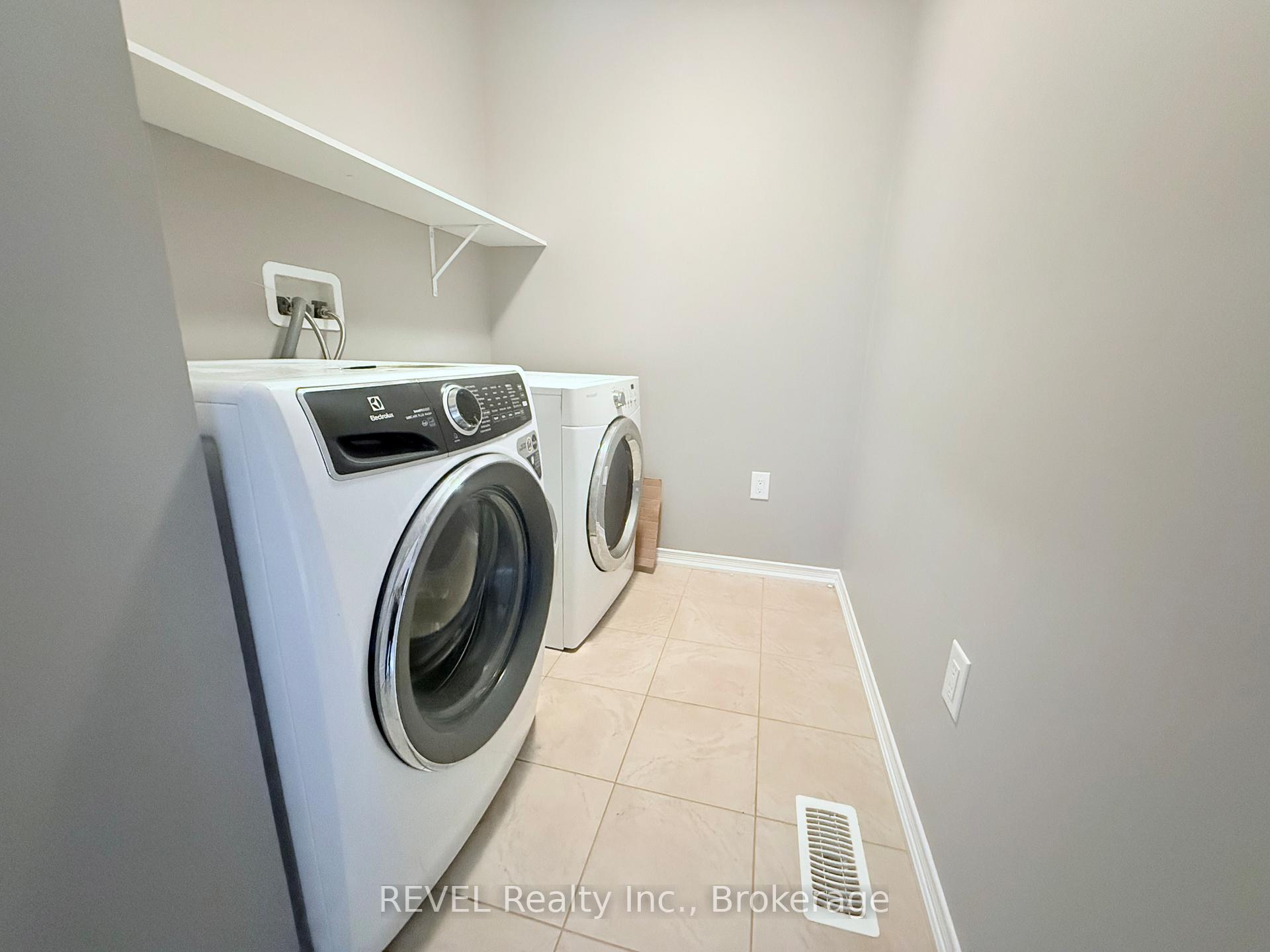 Photo 25 of 8394 Elderberry Drive, Niagara Falls, Brown — HOMEH
