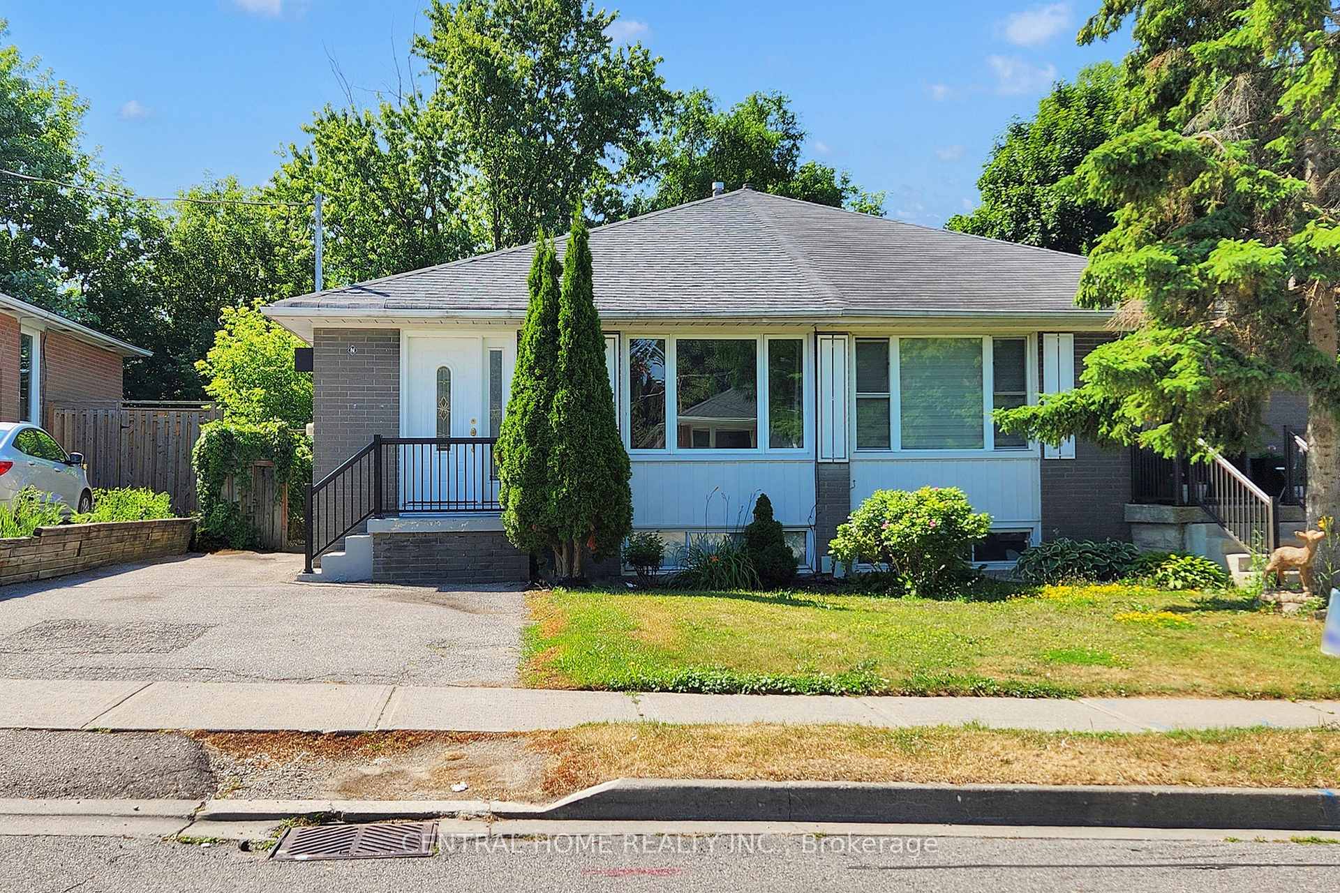Front of 132 Septonne Avenue N
